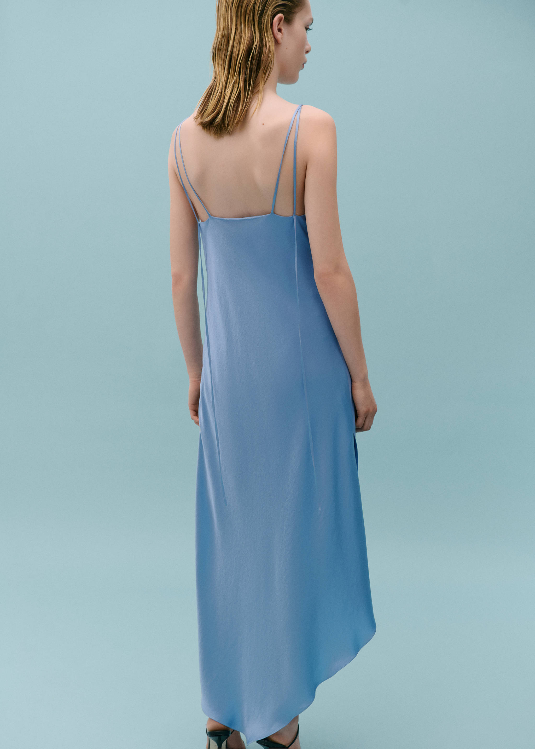 Vestido asimétrico satinado abertura fruncida - Reverso del artículo