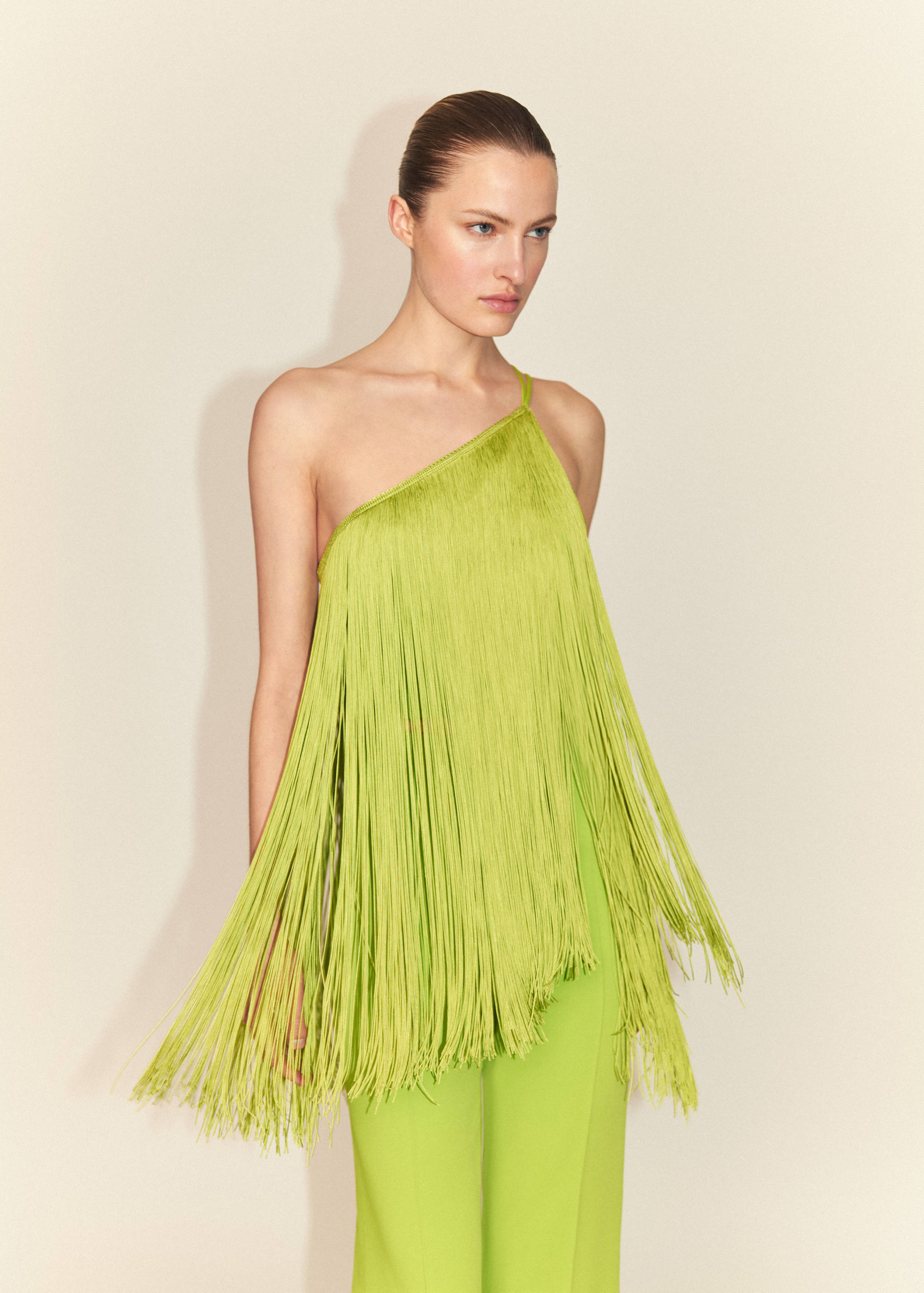 Pantalón acampanado tiro alto - Plano medio