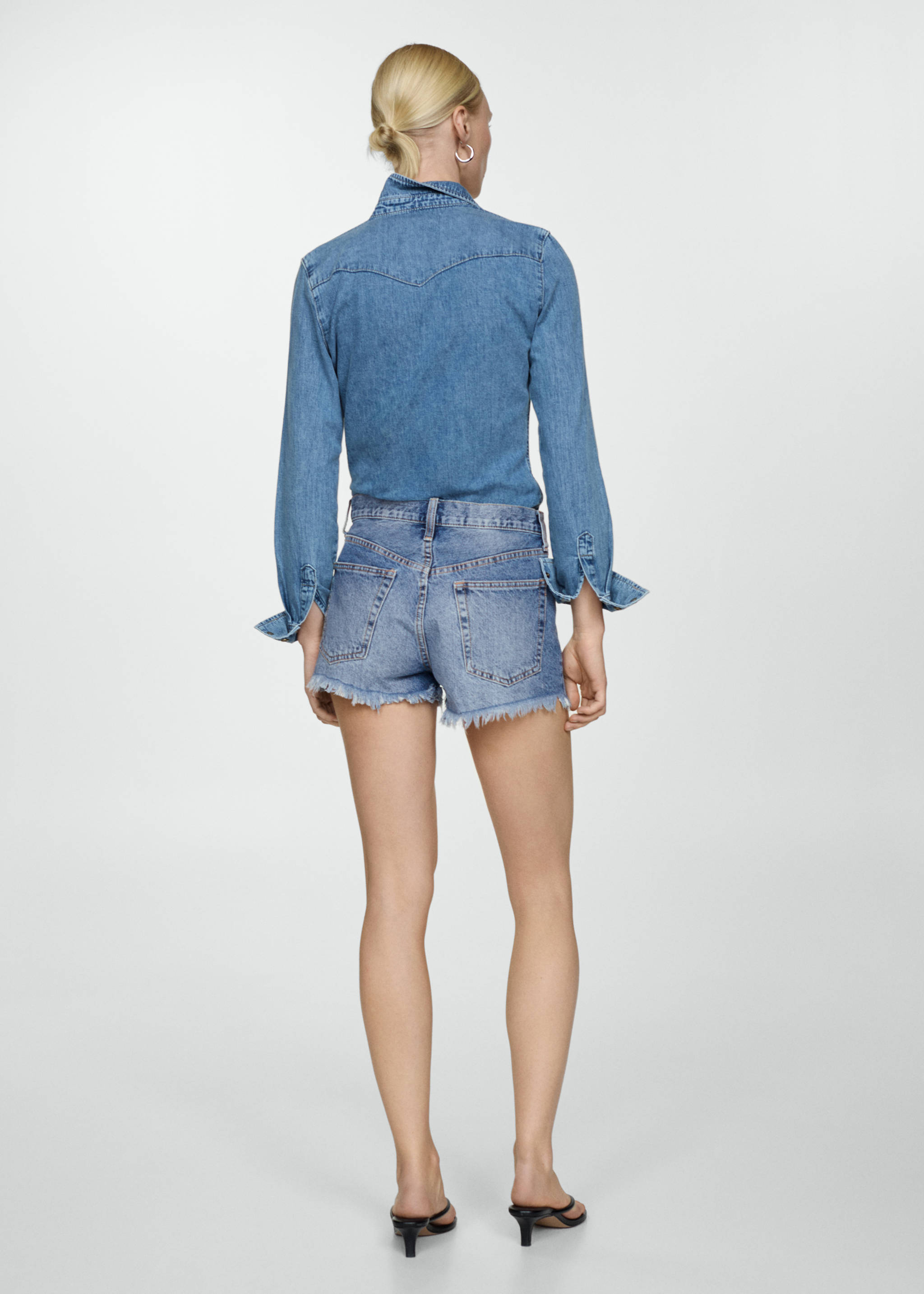 Denim shorts met scheuren - Achterkant van het artikel