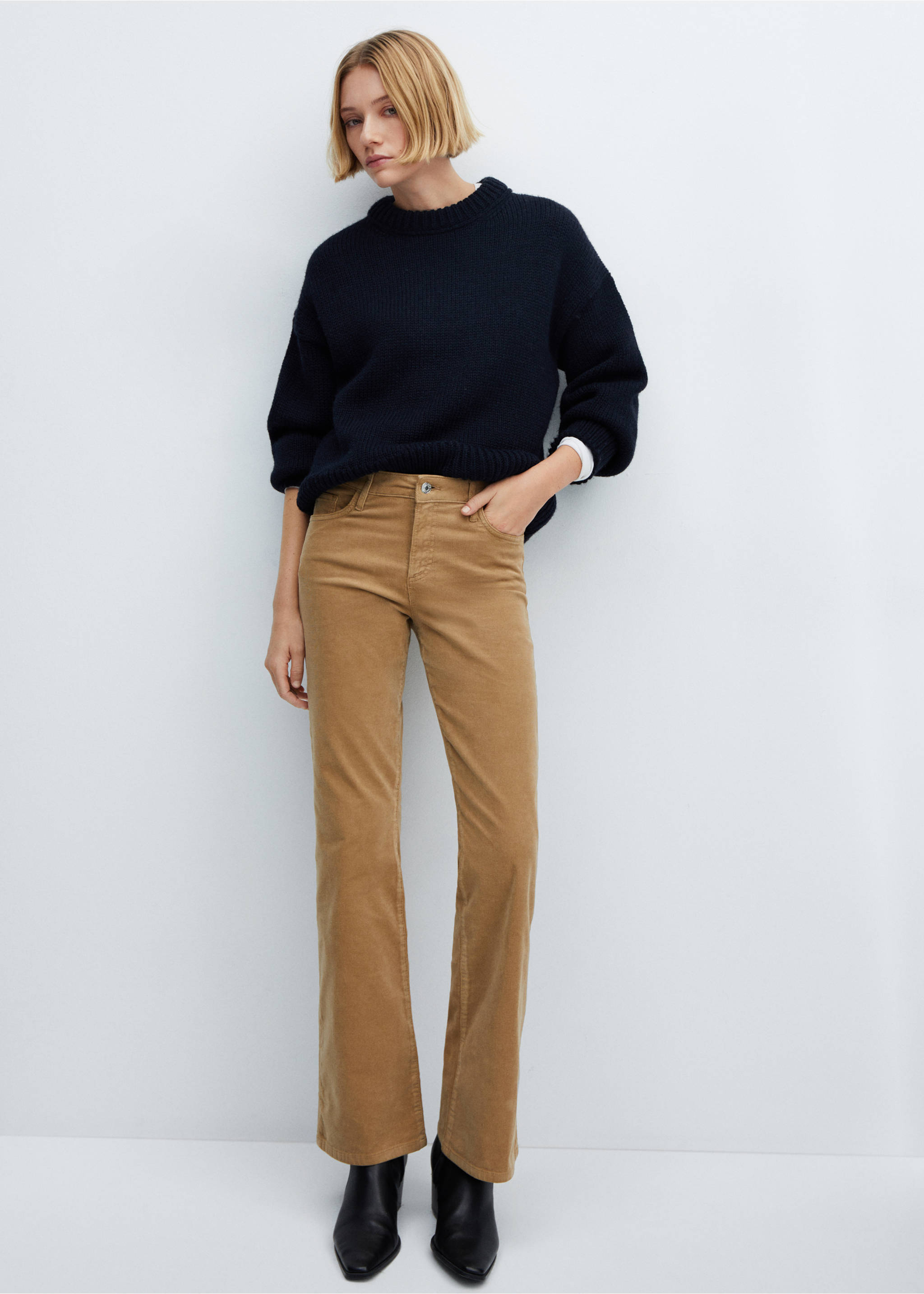 Mid-rise corduroy flared trousers - Details of the article 2, Medium Brown. Ref: 67020261-00.