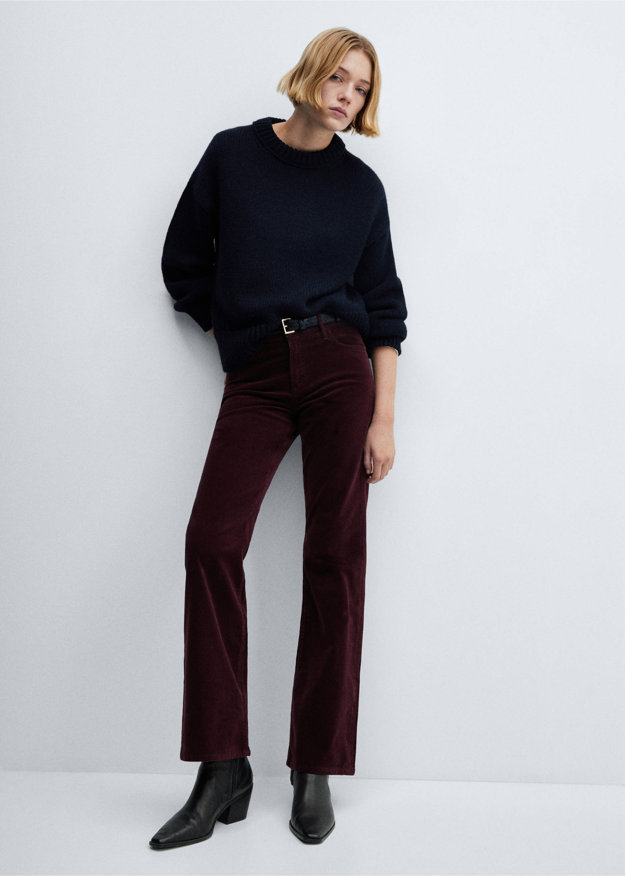 Mid-rise corduroy flared trousers - Details of the article 2, Wine. Ref: 67020262-00.