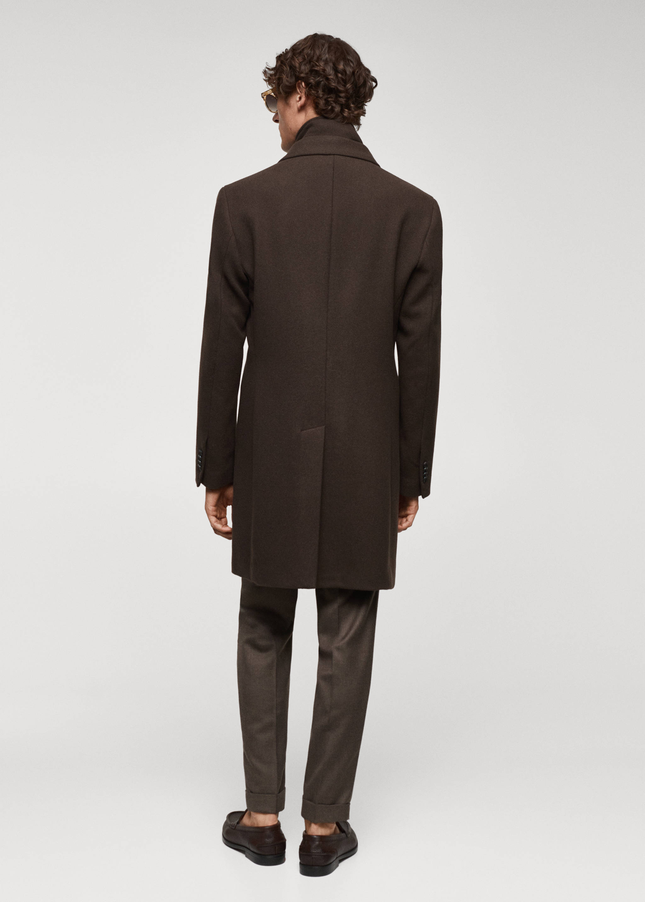 Wool coat with detachable collar - Reverse of the article