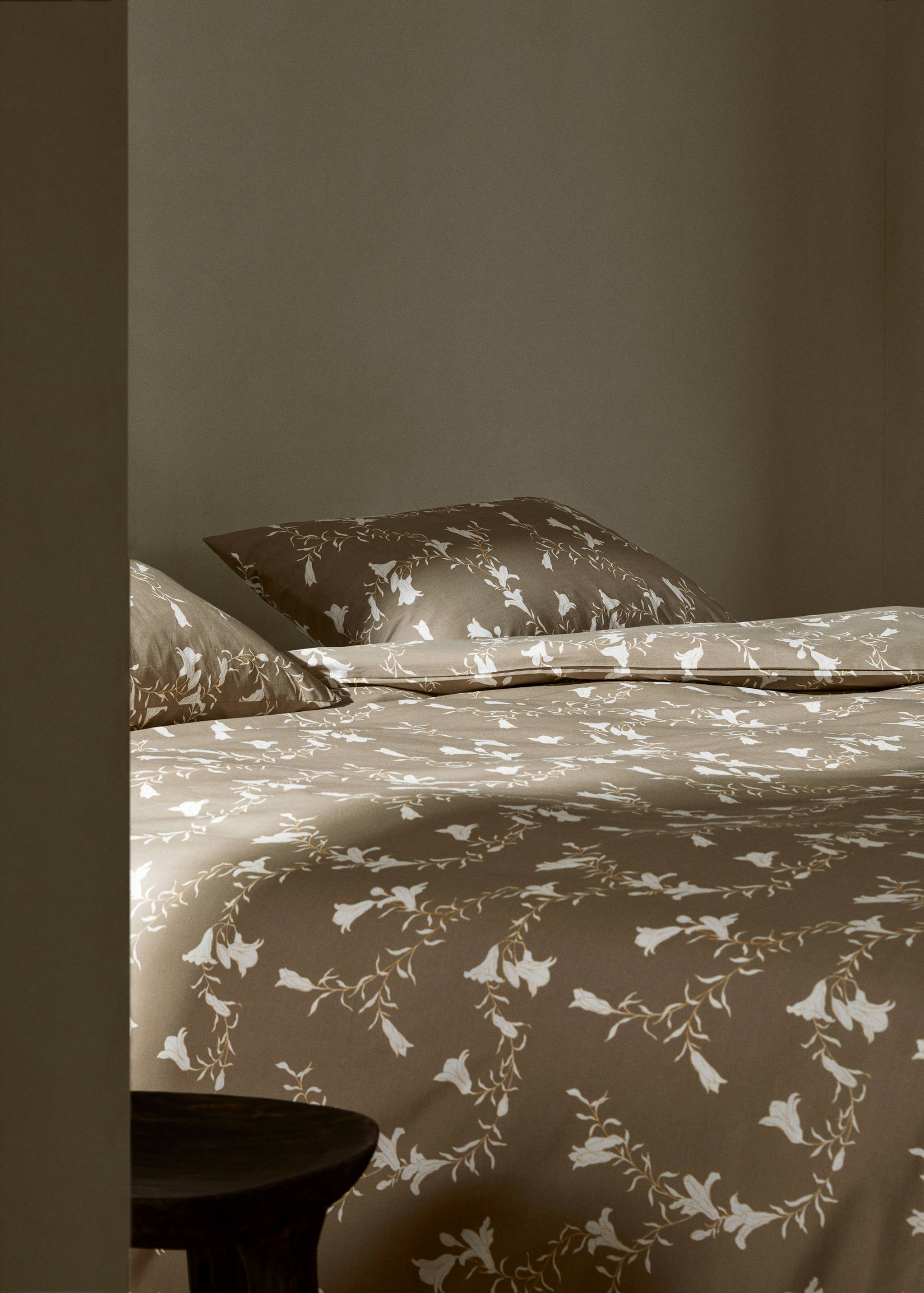 Duvet cover with contrasting flowers 150cm - Details of the article 7