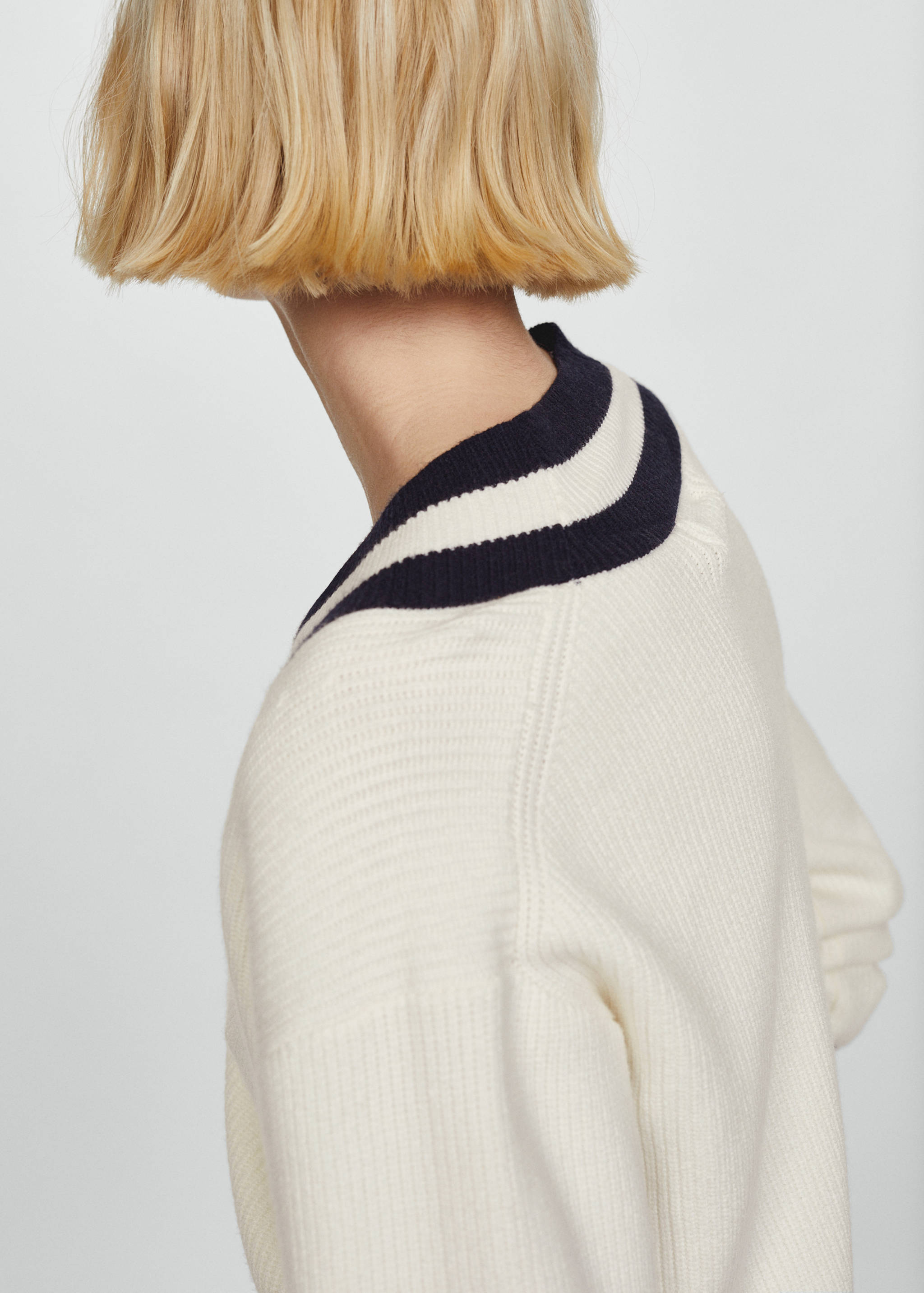 Contrasting V-neck sweater - Details of the article 3