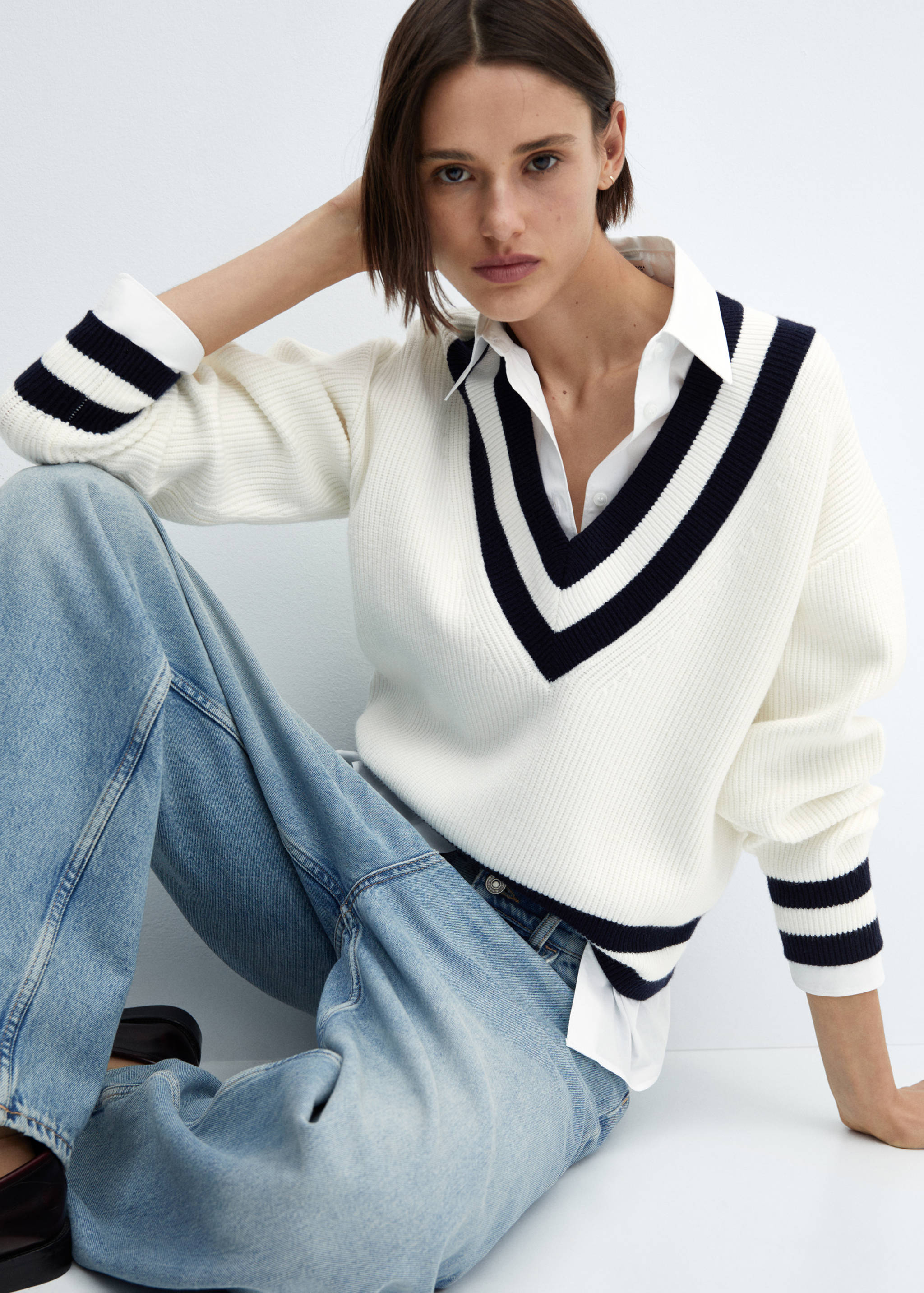 Contrasting V-neck sweater - Details of the article 2