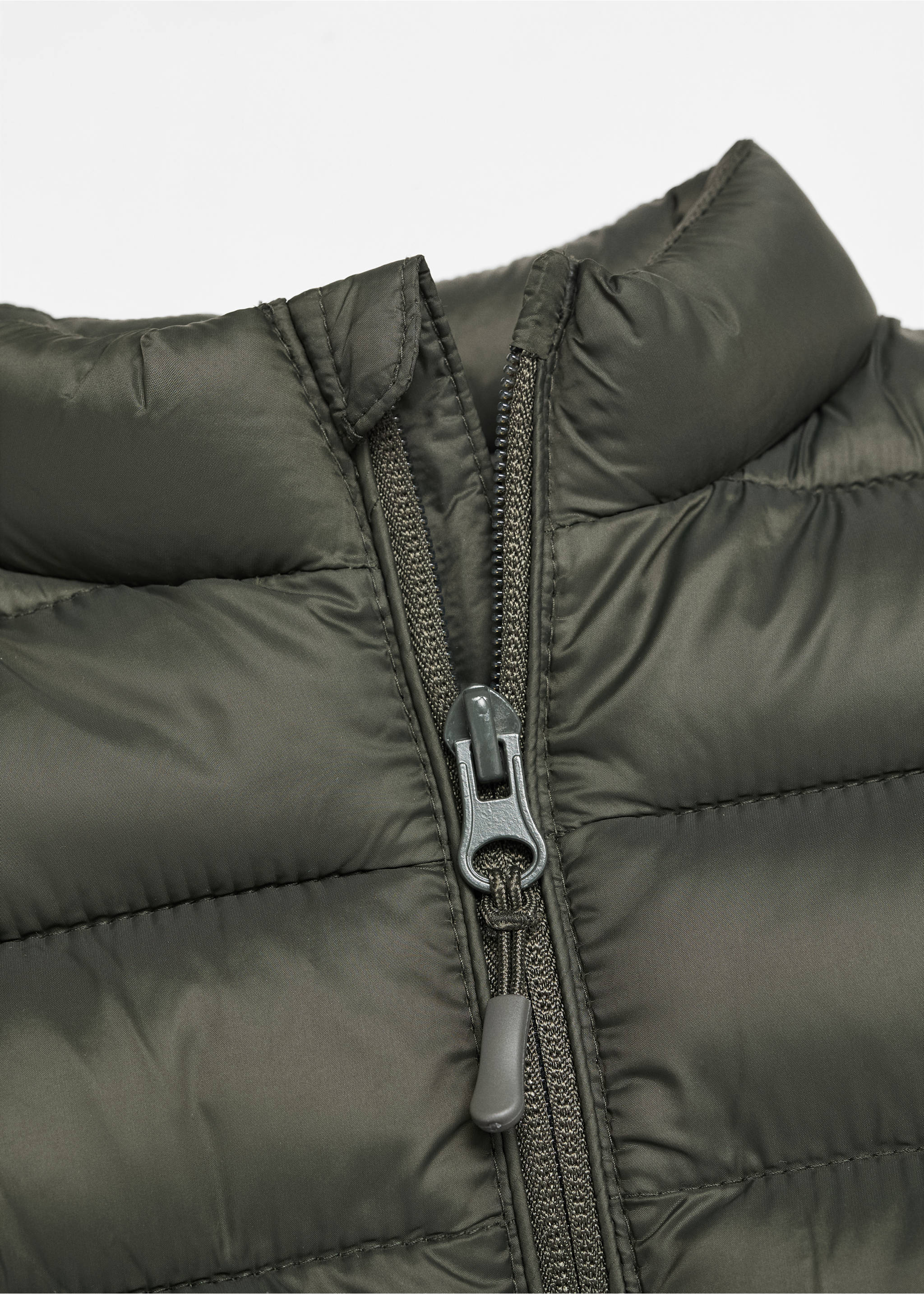 Quilted gilet - Details of the article 8, Khaki. Ref: 67022011-00.