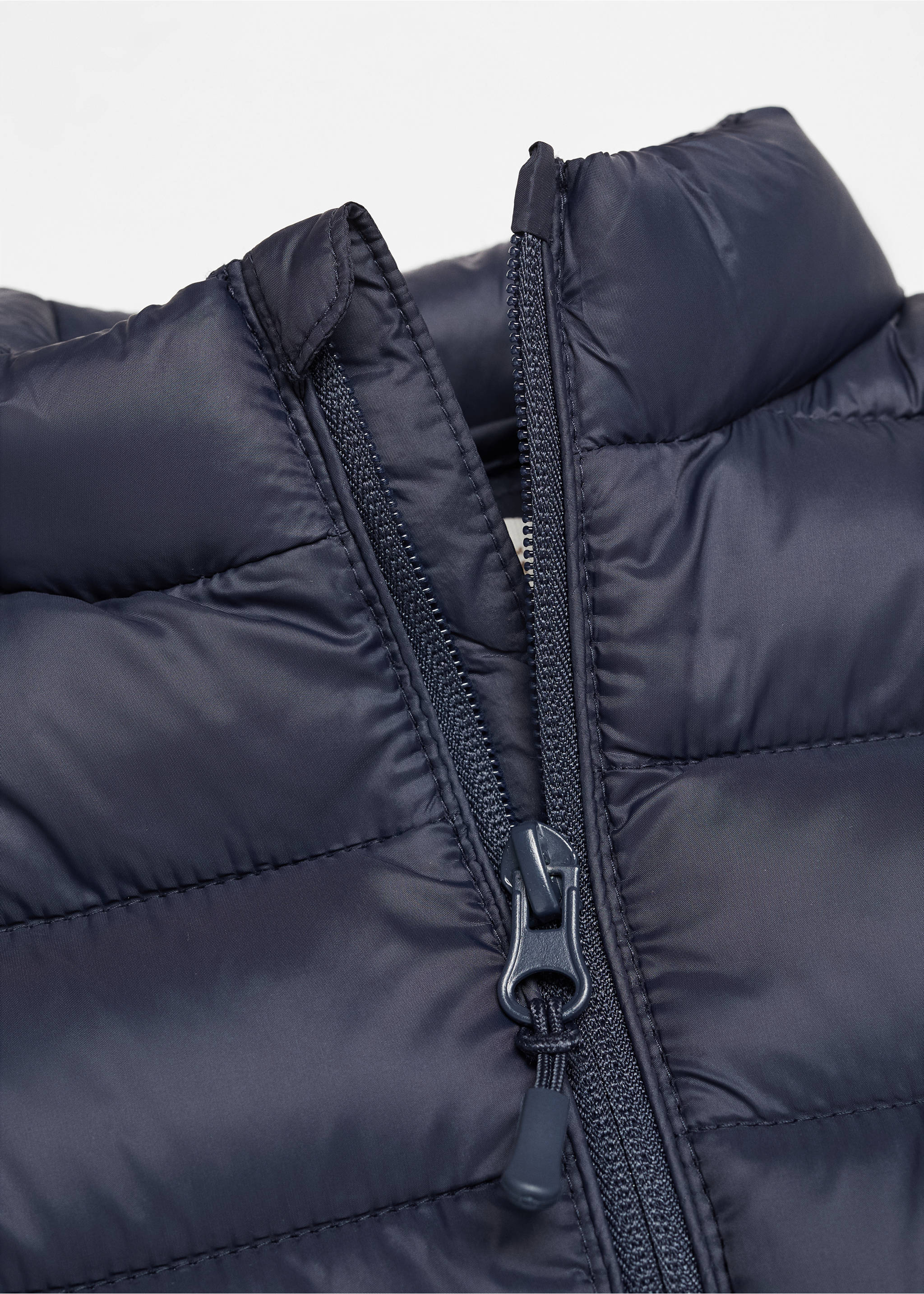 Quilted gilet - Details of the article 8, Navy. Ref: 67022011-00.
