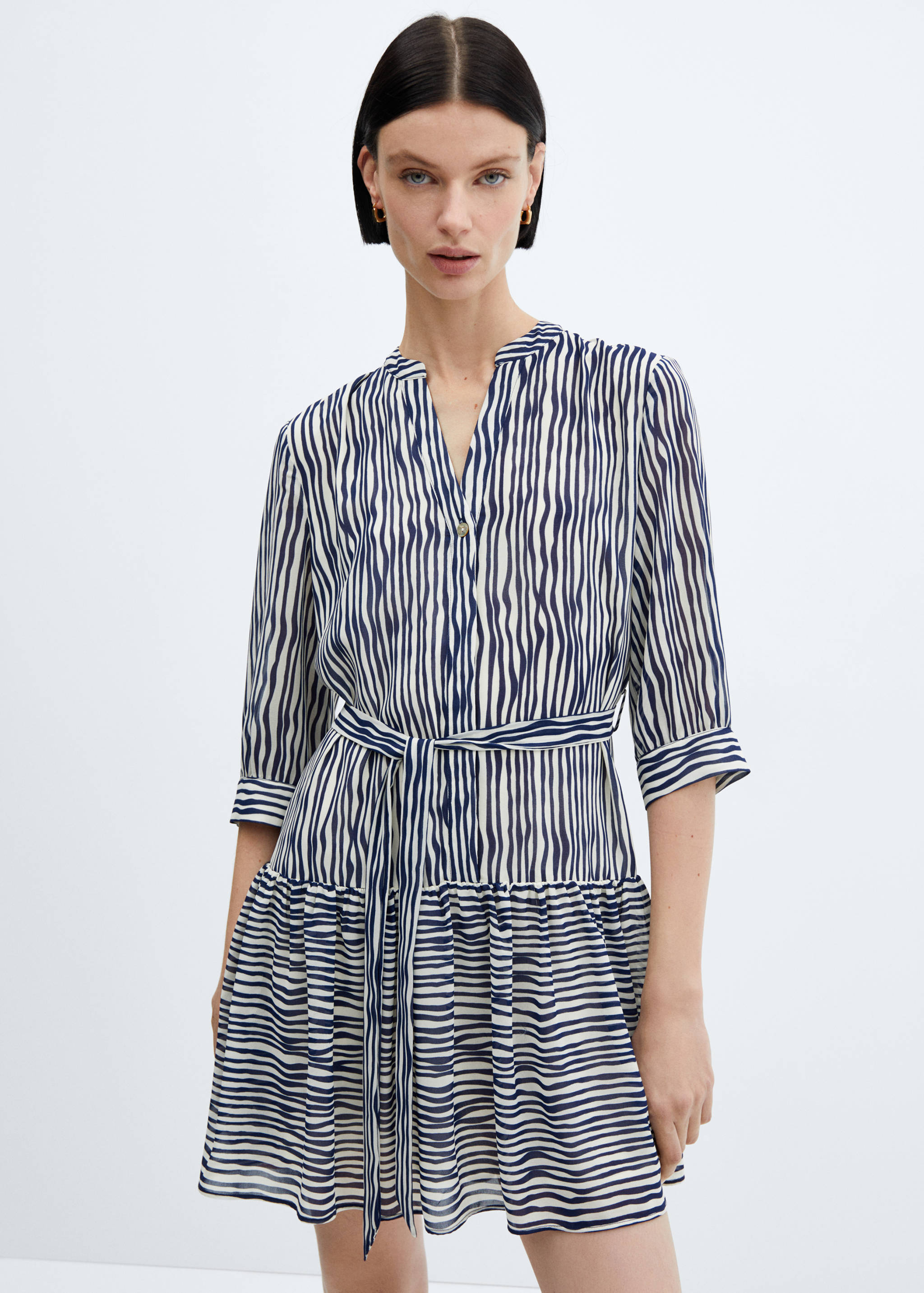 Robe imprimée à nœud - Plan moyen