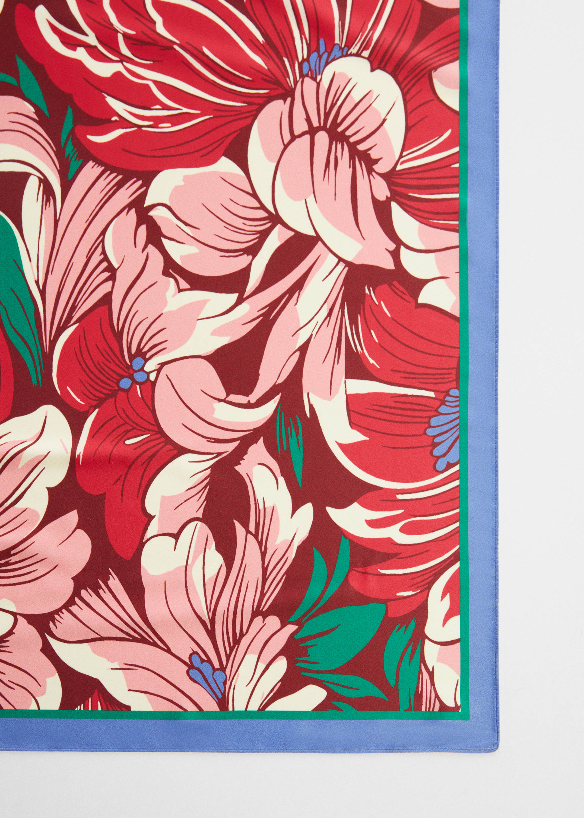 Foulard à fleurs - Plan moyen