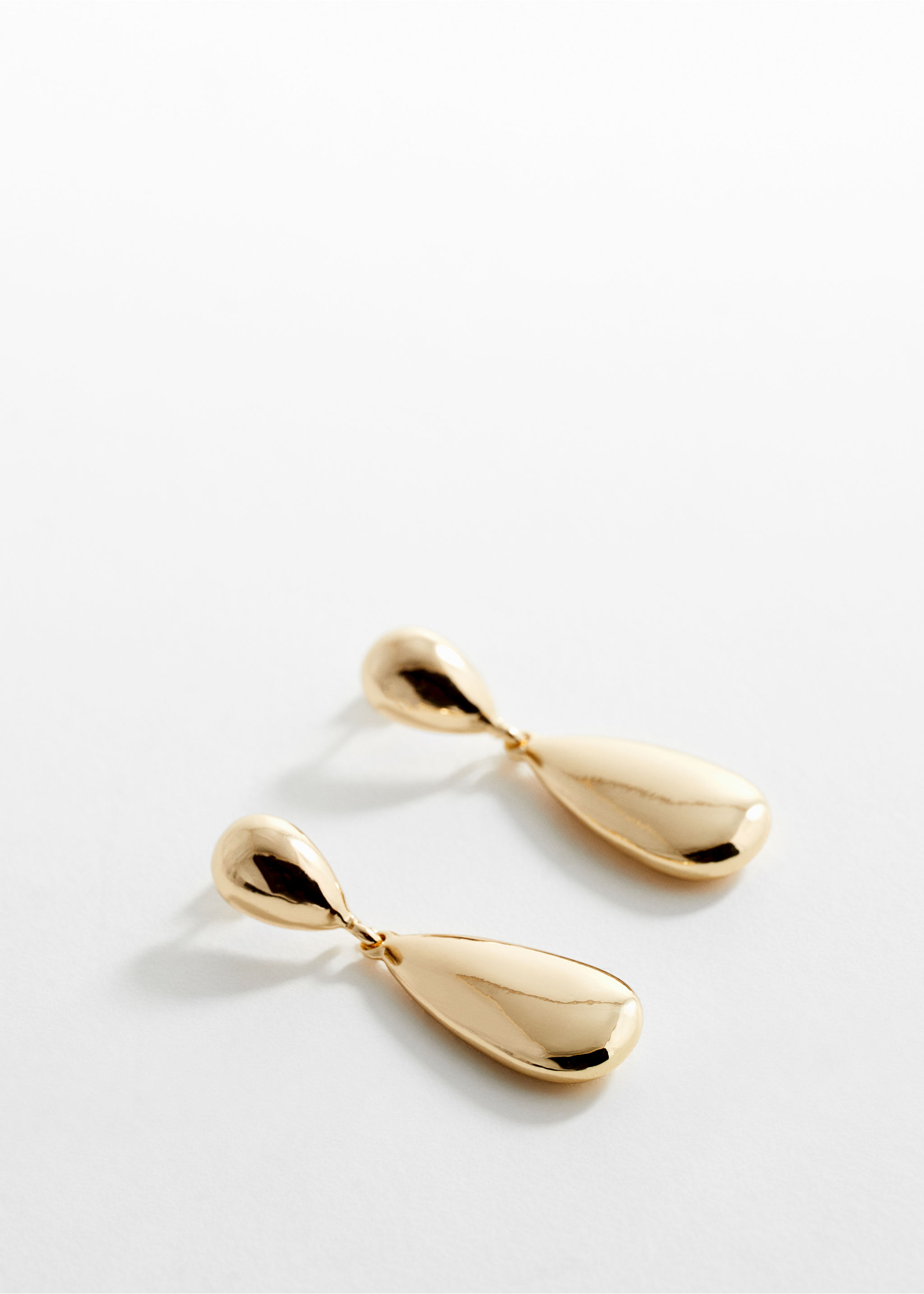 Boucles d'oreilles pendentifs métalliques - Plan moyen