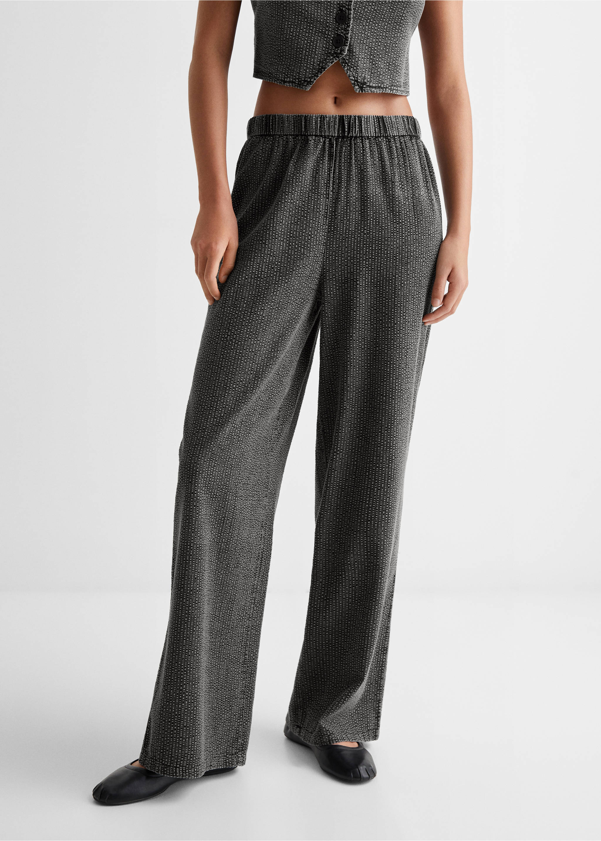 Textured wide leg trousers - Details of the article 6, Charcoal. Ref: 67025146-00.