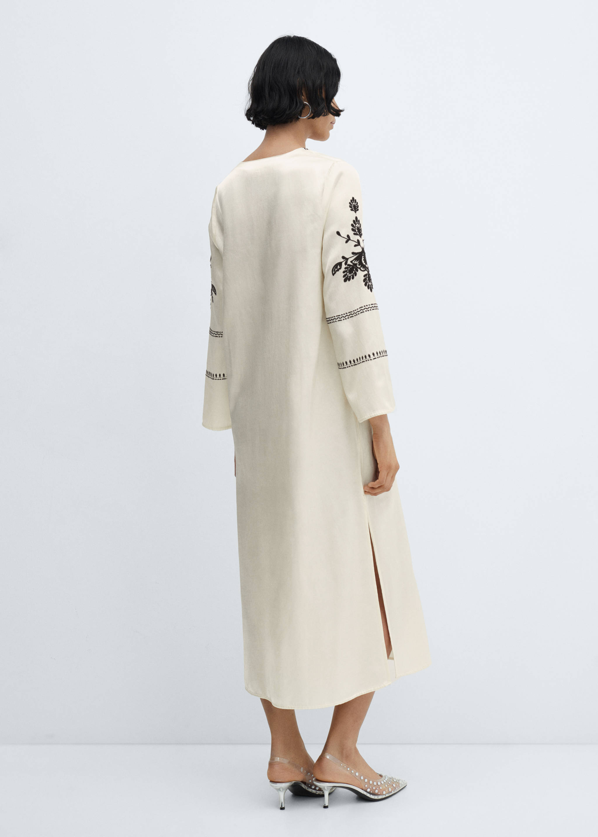 Vestido bordado com abertura lateral - Verso do artigo