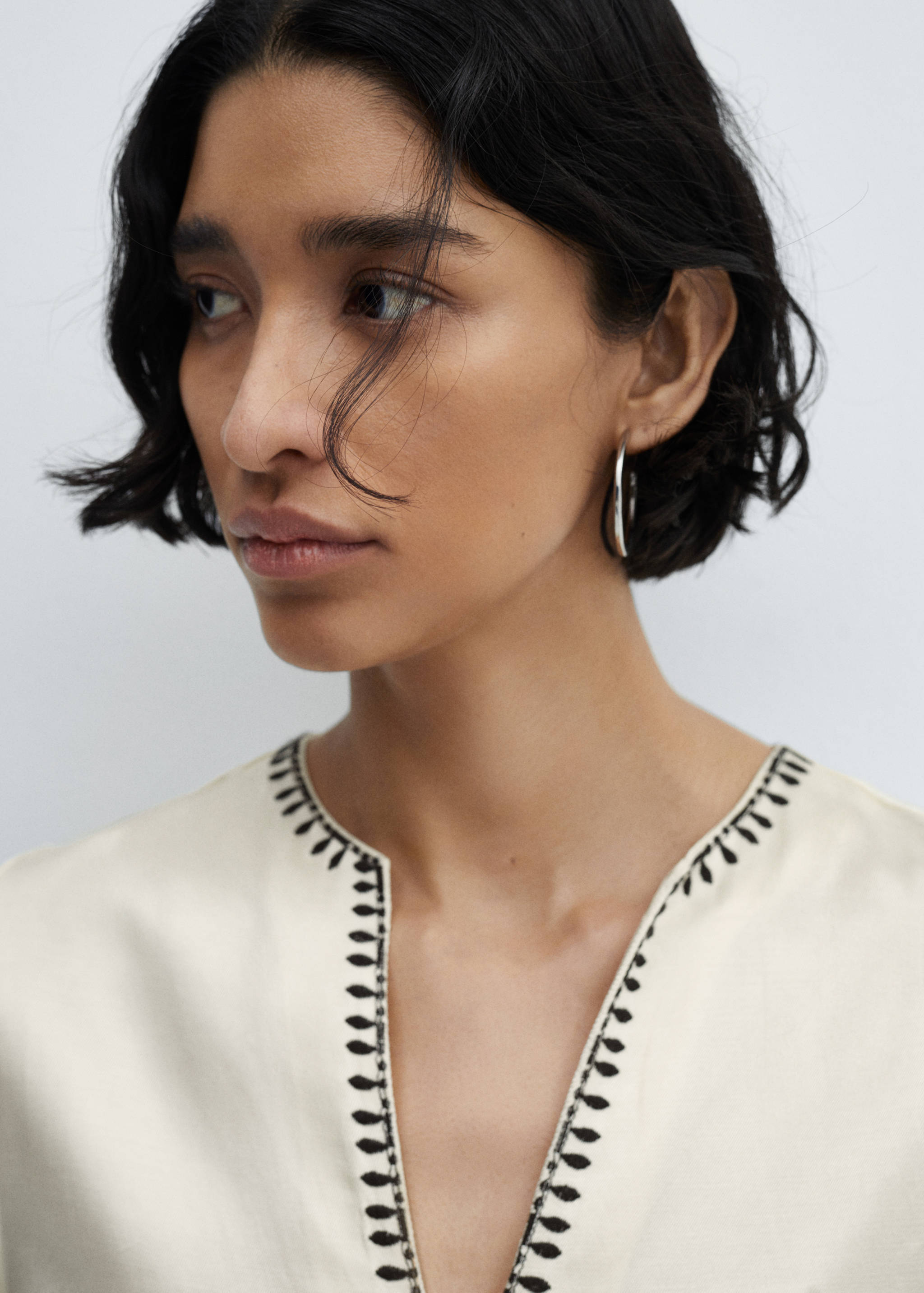 Vestido bordado com abertura lateral - Pormenor do artigo 1