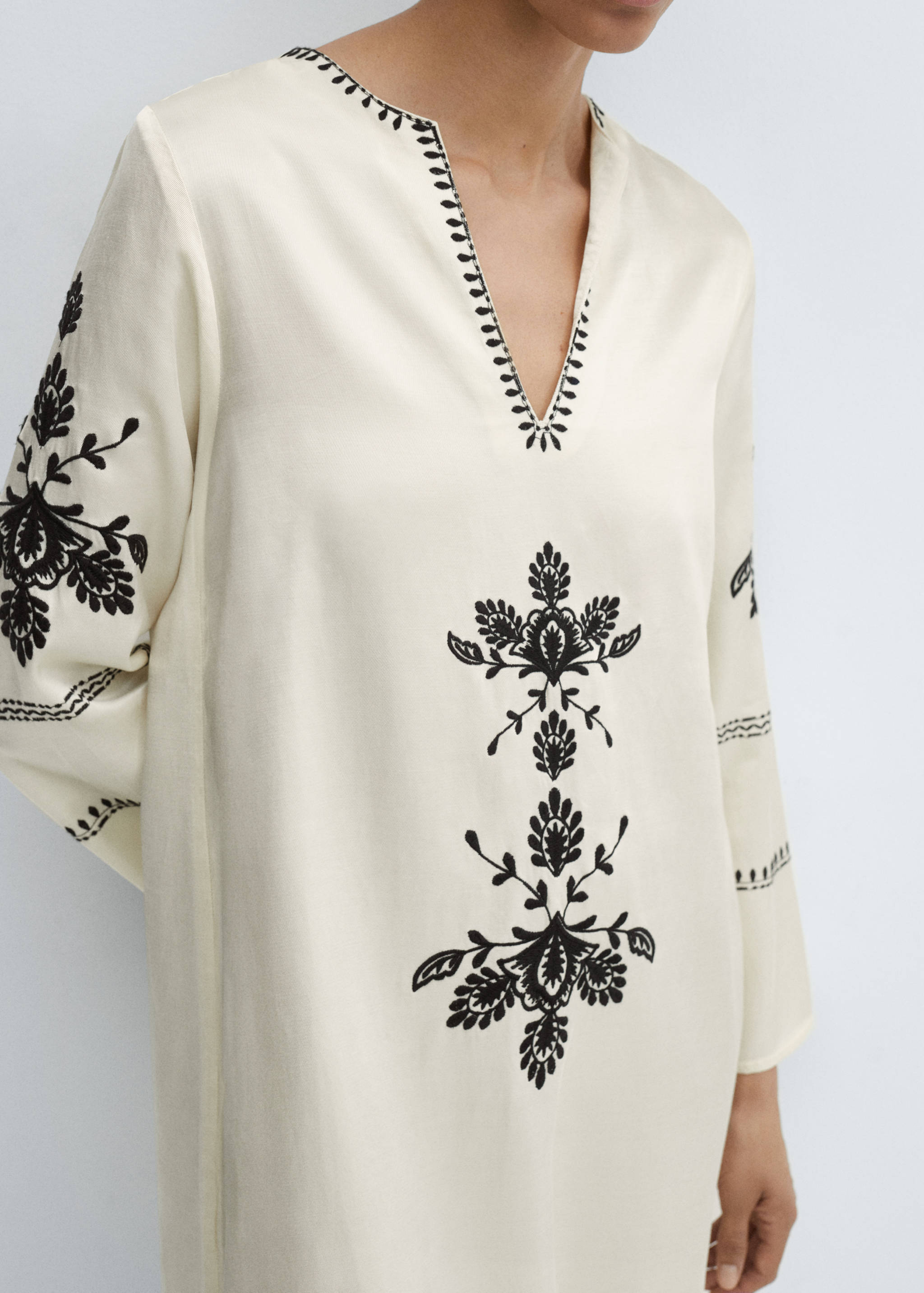 Vestido bordado com abertura lateral - Pormenor do artigo 6