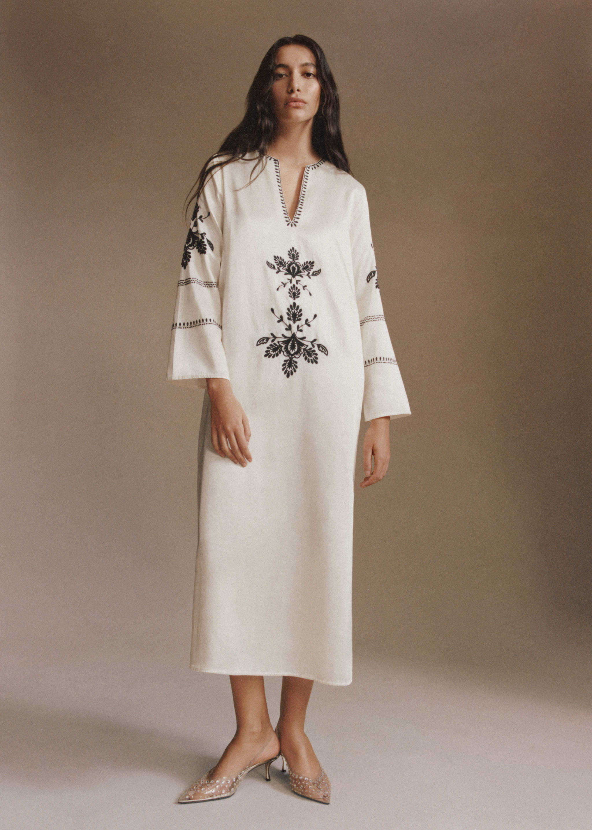 Vestido bordado com abertura lateral - Pormenor do artigo 7