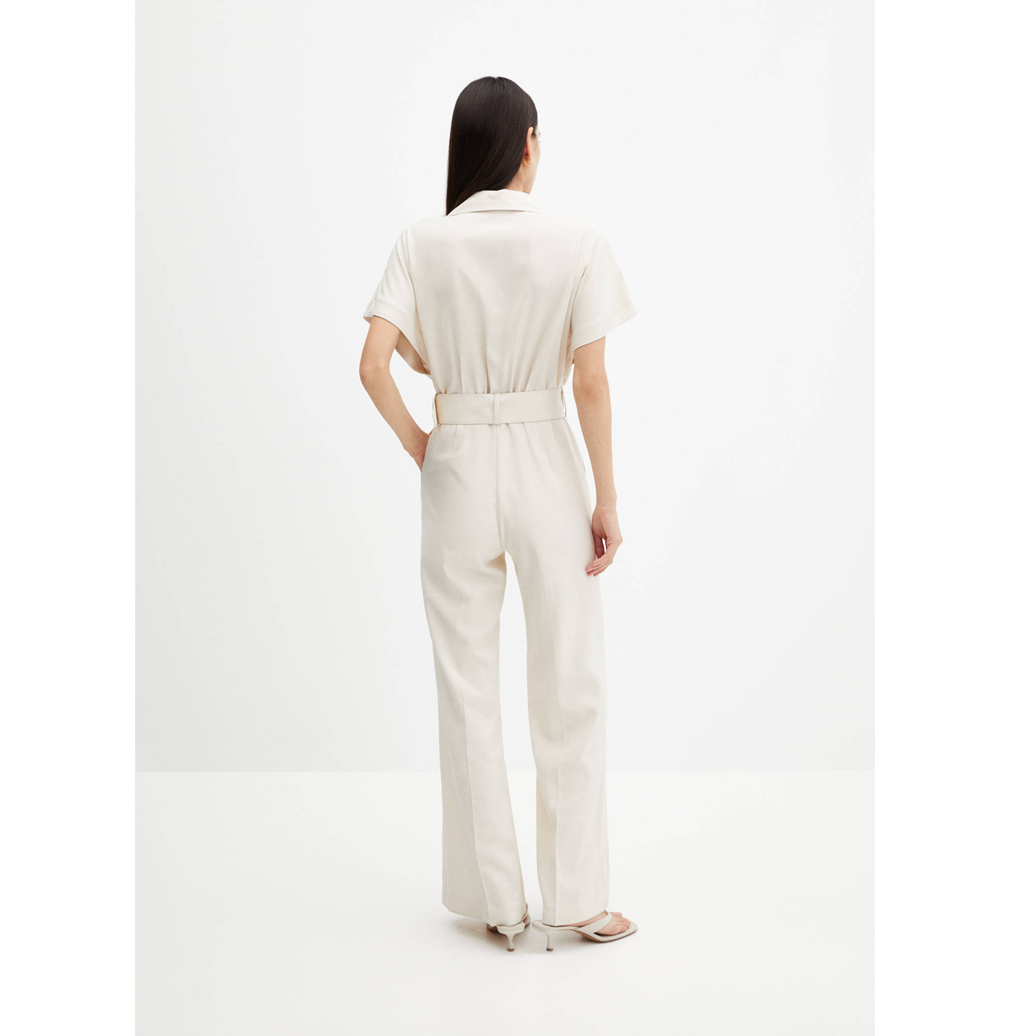 Langer Jumpsuit mit Gürtel - Rückseite des Artikels