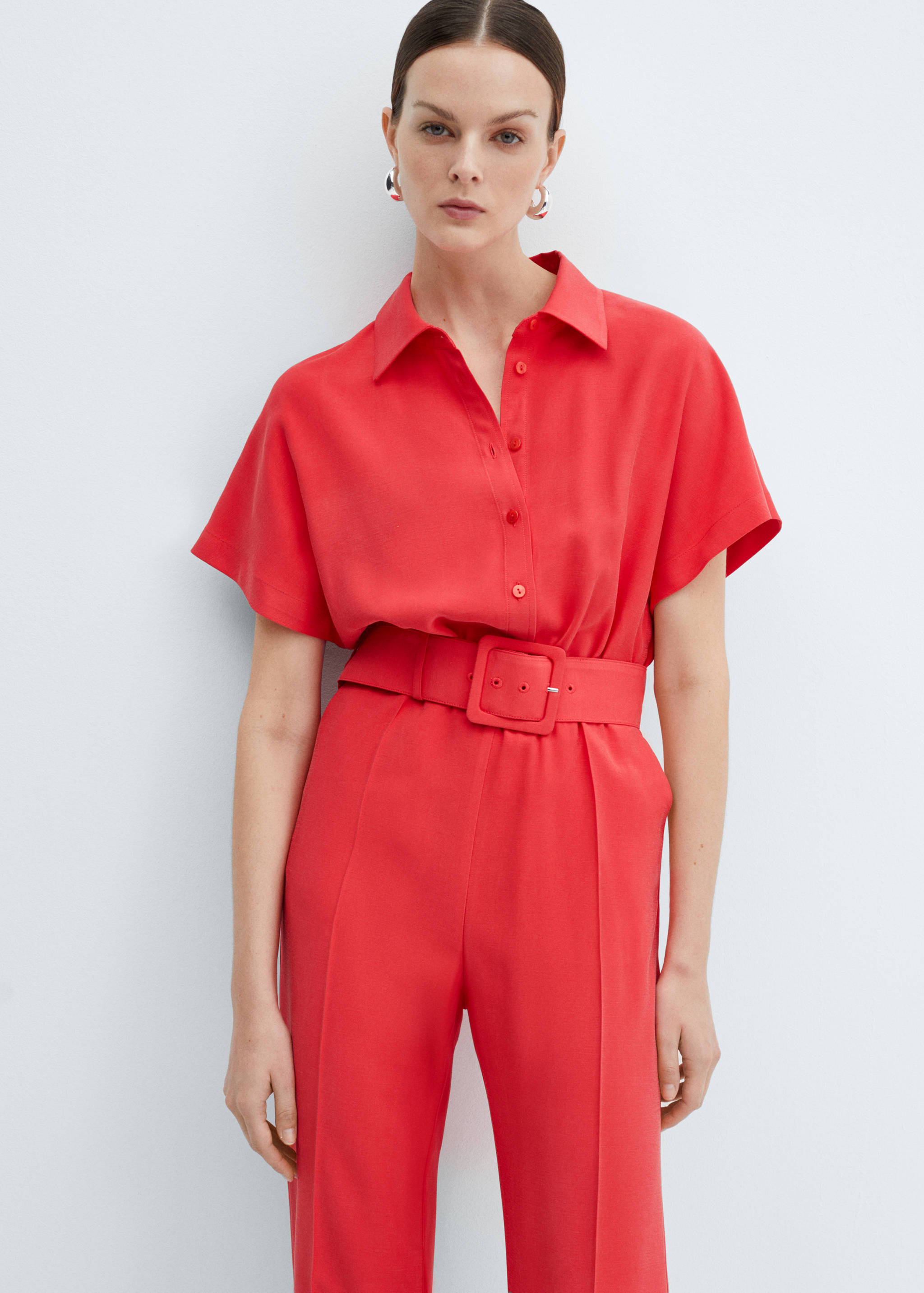 Langer Jumpsuit mit Gürtel - Mittlere Ansicht