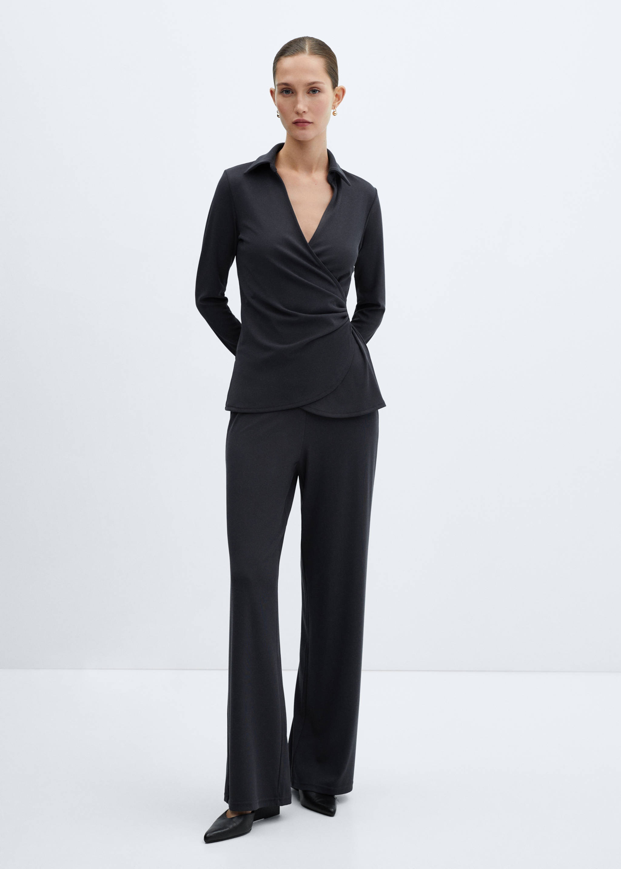 Blusa cruzada escote pico - Plano general