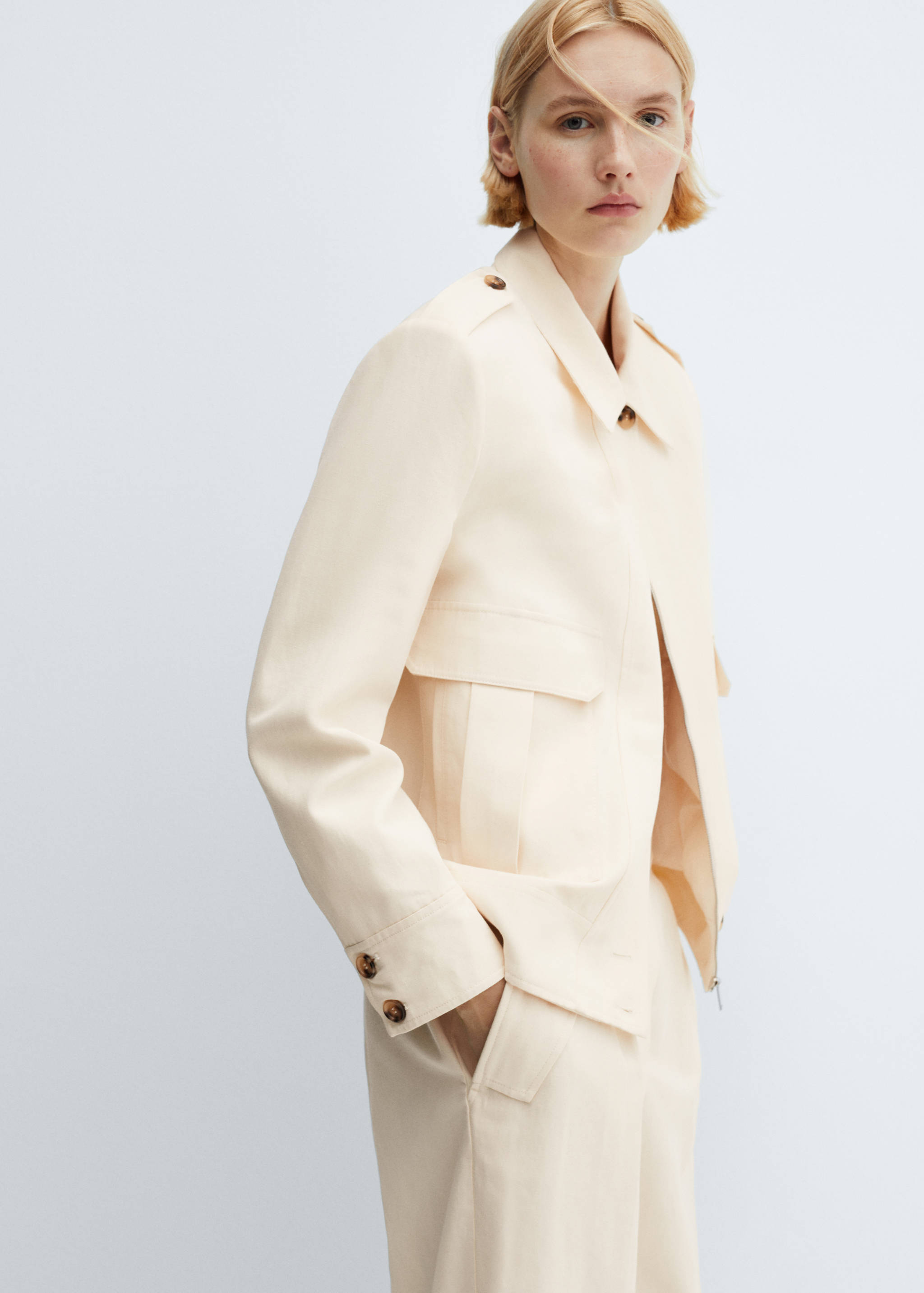 Kurtka z kieszeniami i zapięciem na guziki - Plan średni