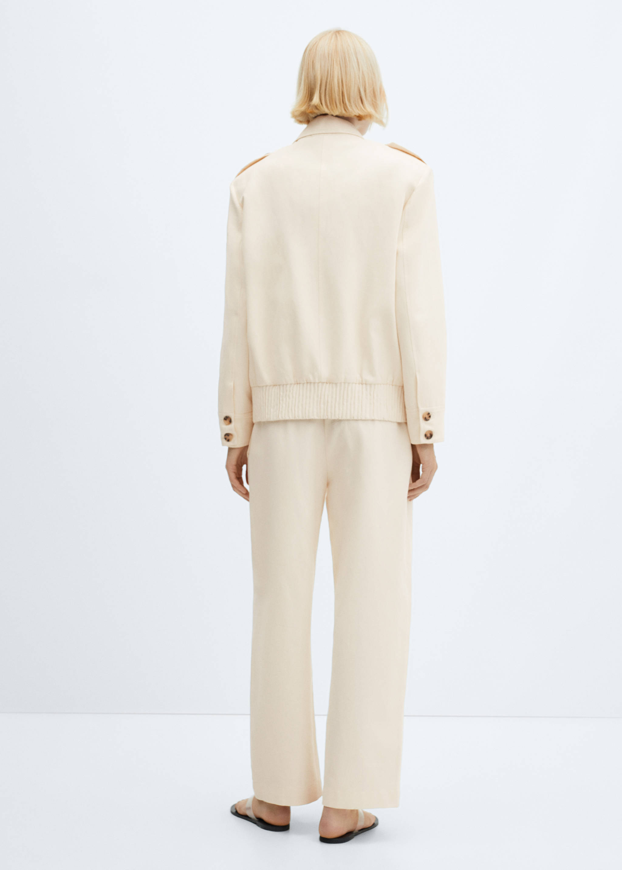 Kurtka z kieszeniami i zapięciem na guziki - Tylna strona artykułu