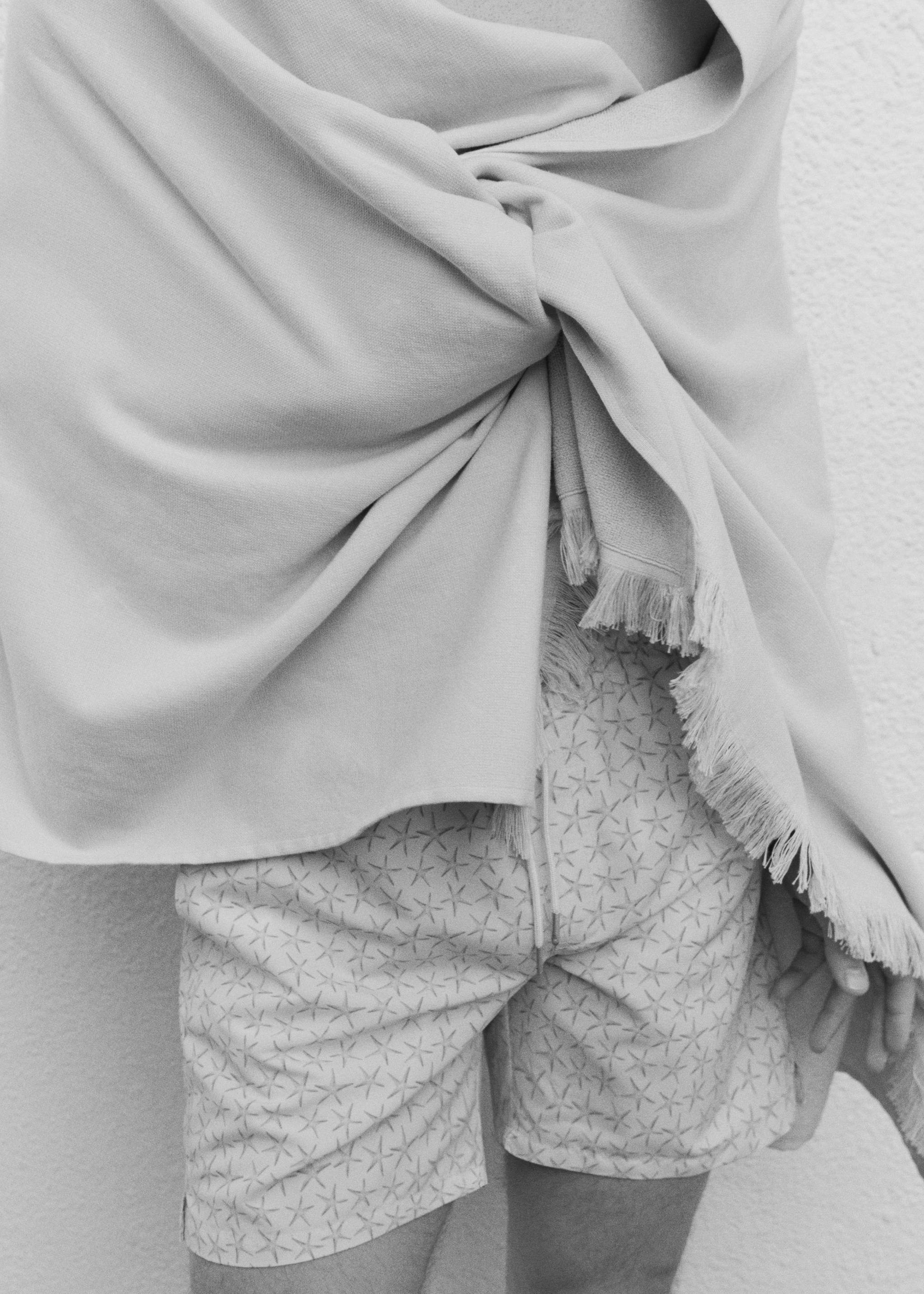 Badeshorts mit Sternmuster und Kordelzug - Detail des Artikels 3, Limette. Ref: 67026052-00.