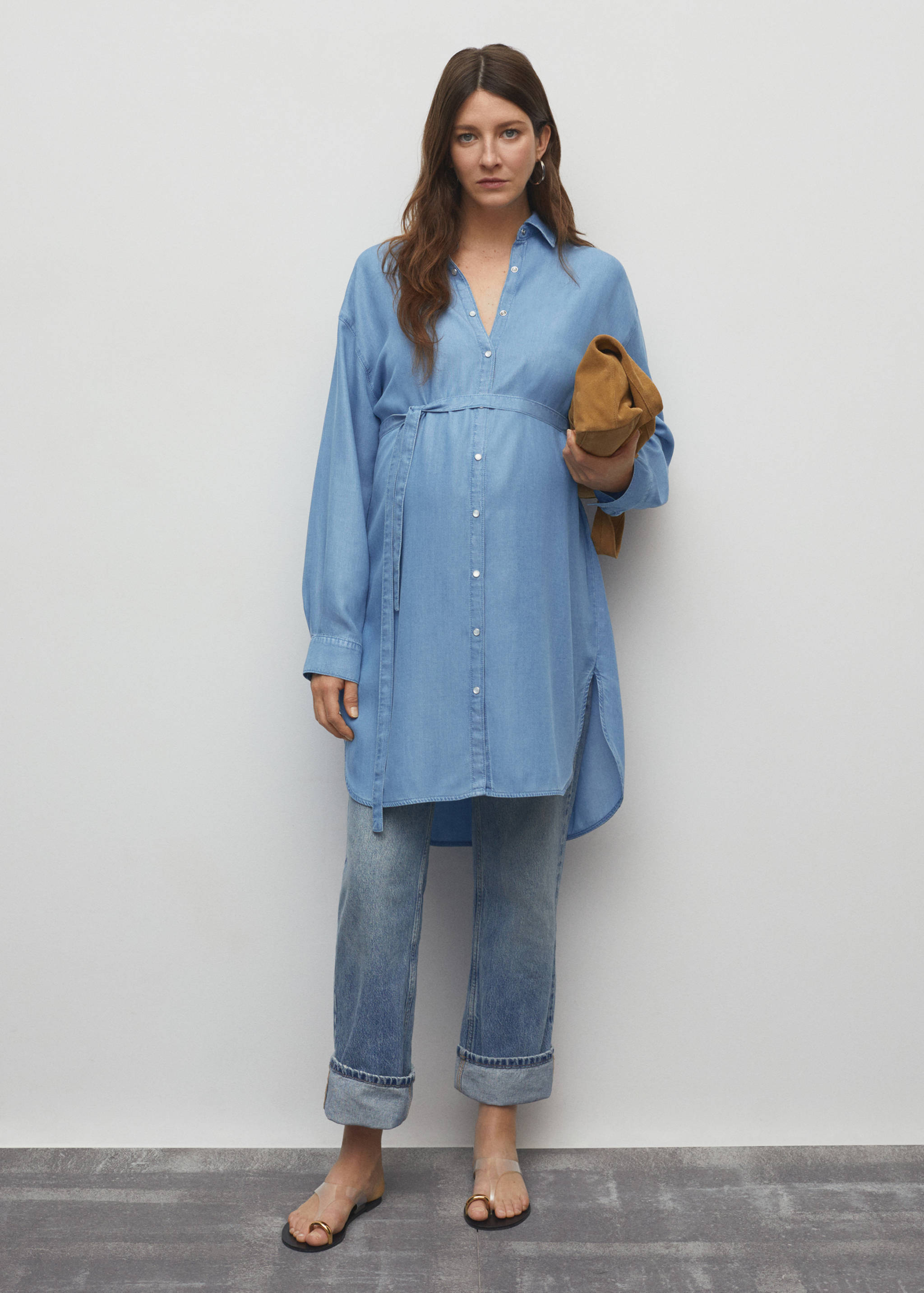 Rochie tip cămașă din denim - Plan general