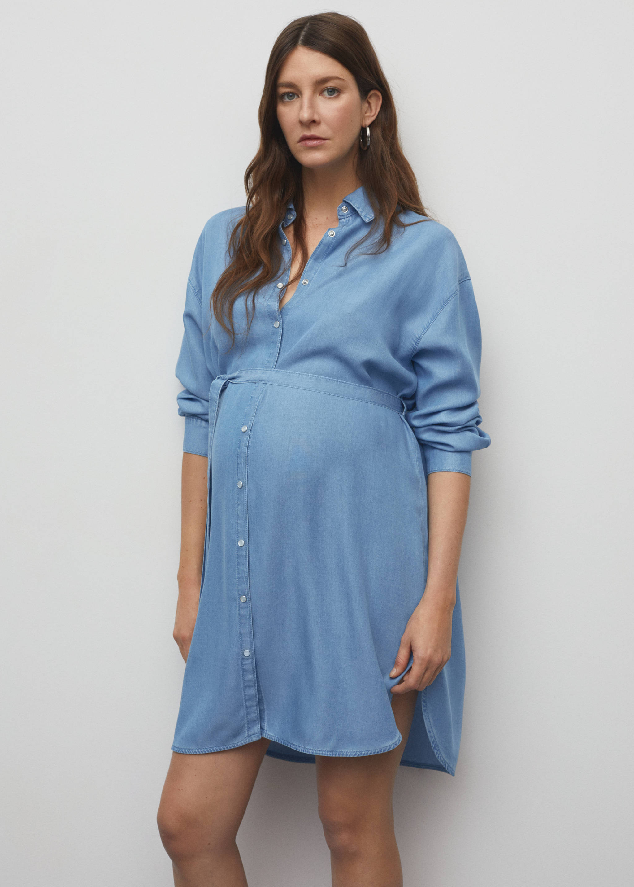 Rochie tip cămașă din denim - Plan mediu