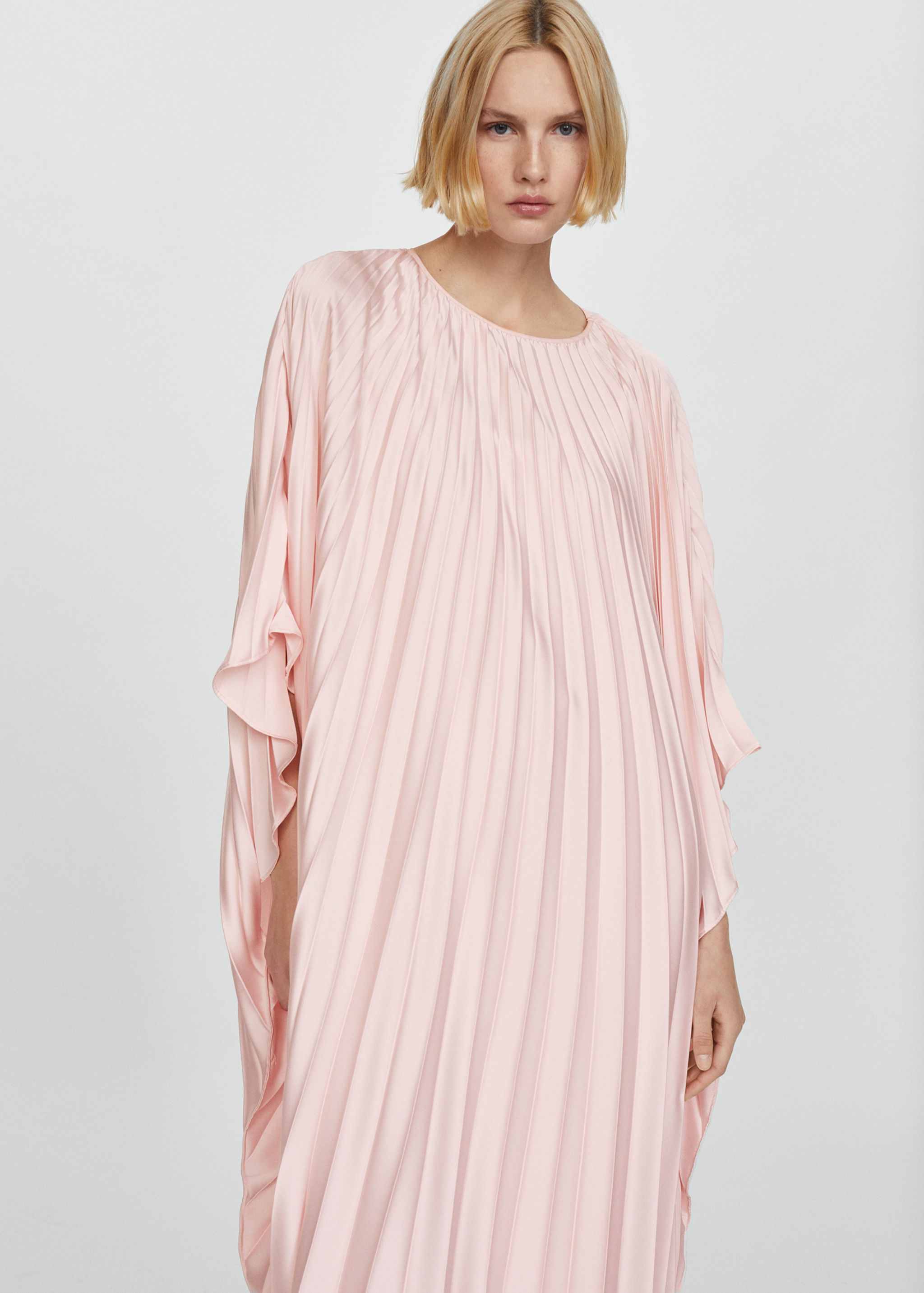 Robe plissée satinée - Plan moyen