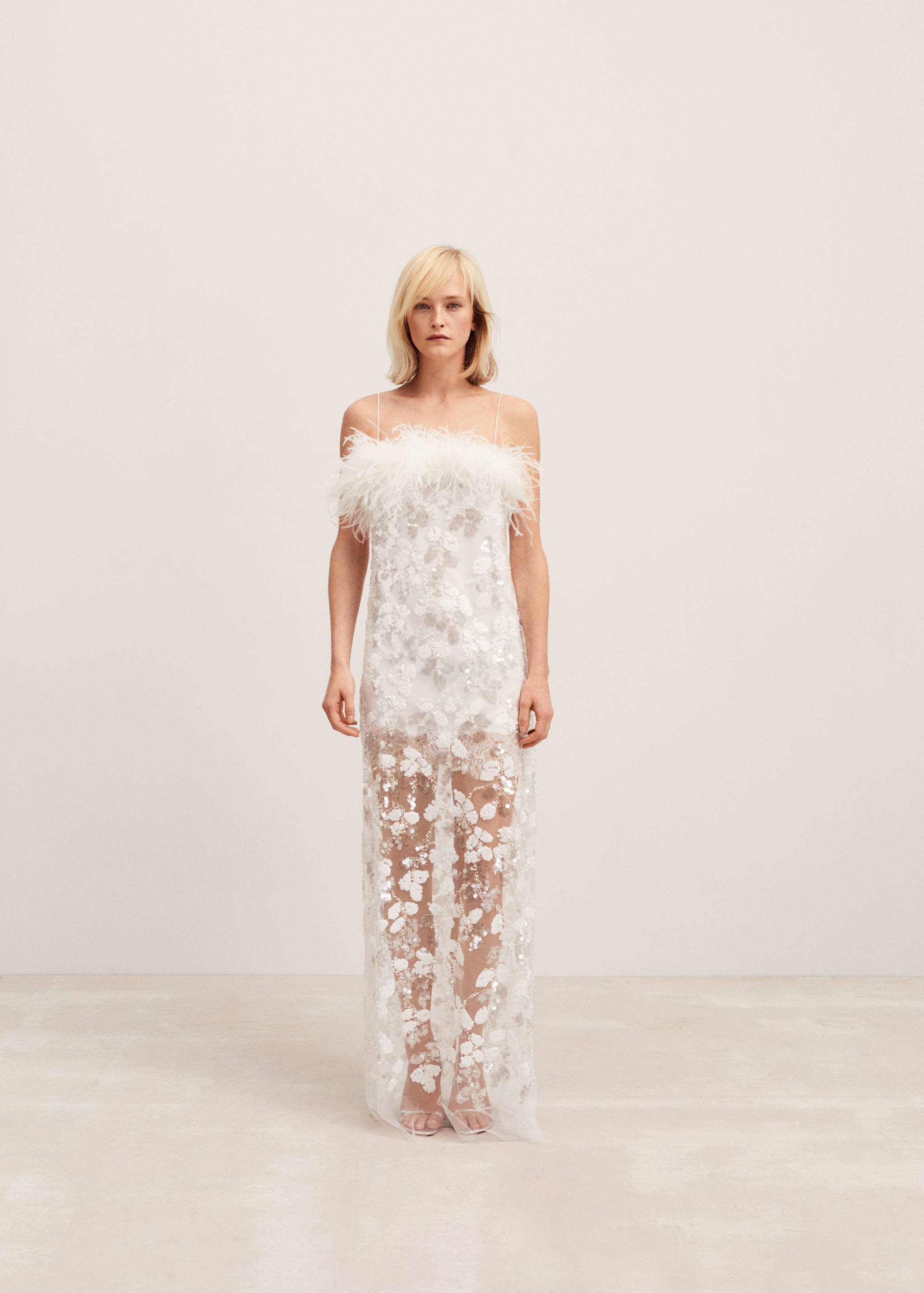 Sukienka z cekinami i piórami - Plan ogólny