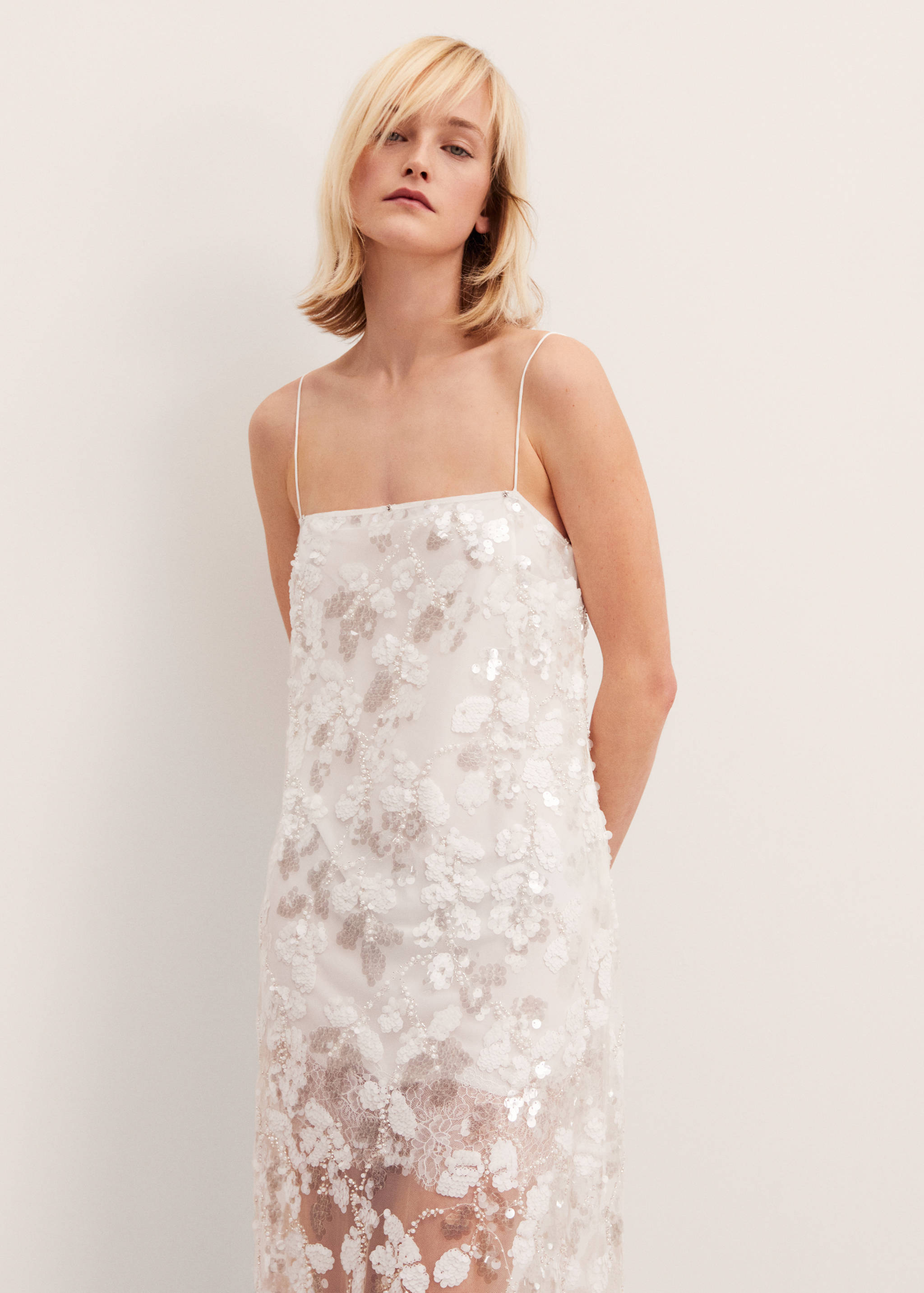 Sukienka z cekinami i piórami - Plan średni