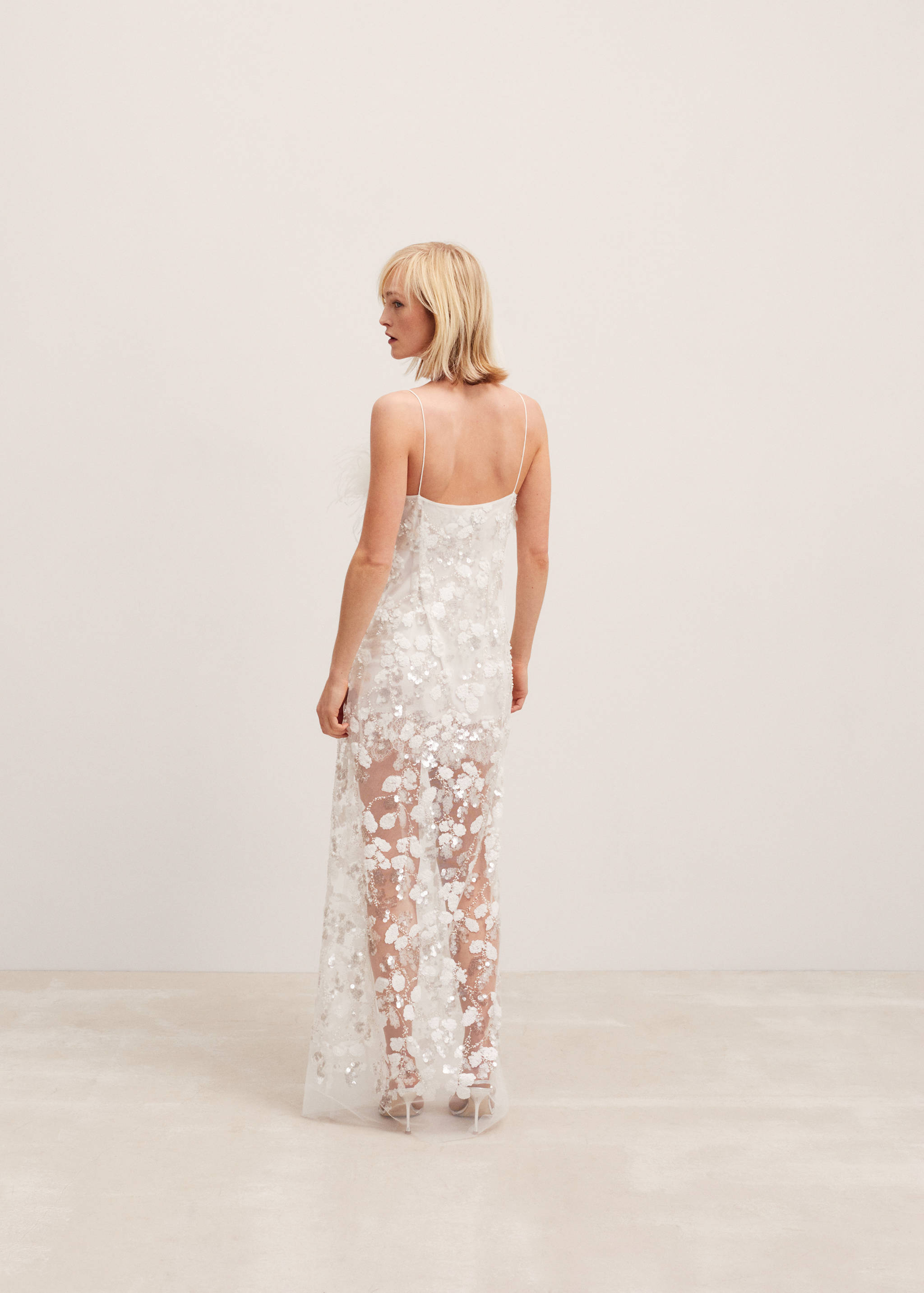 Sukienka z cekinami i piórami - Tylna strona artykułu