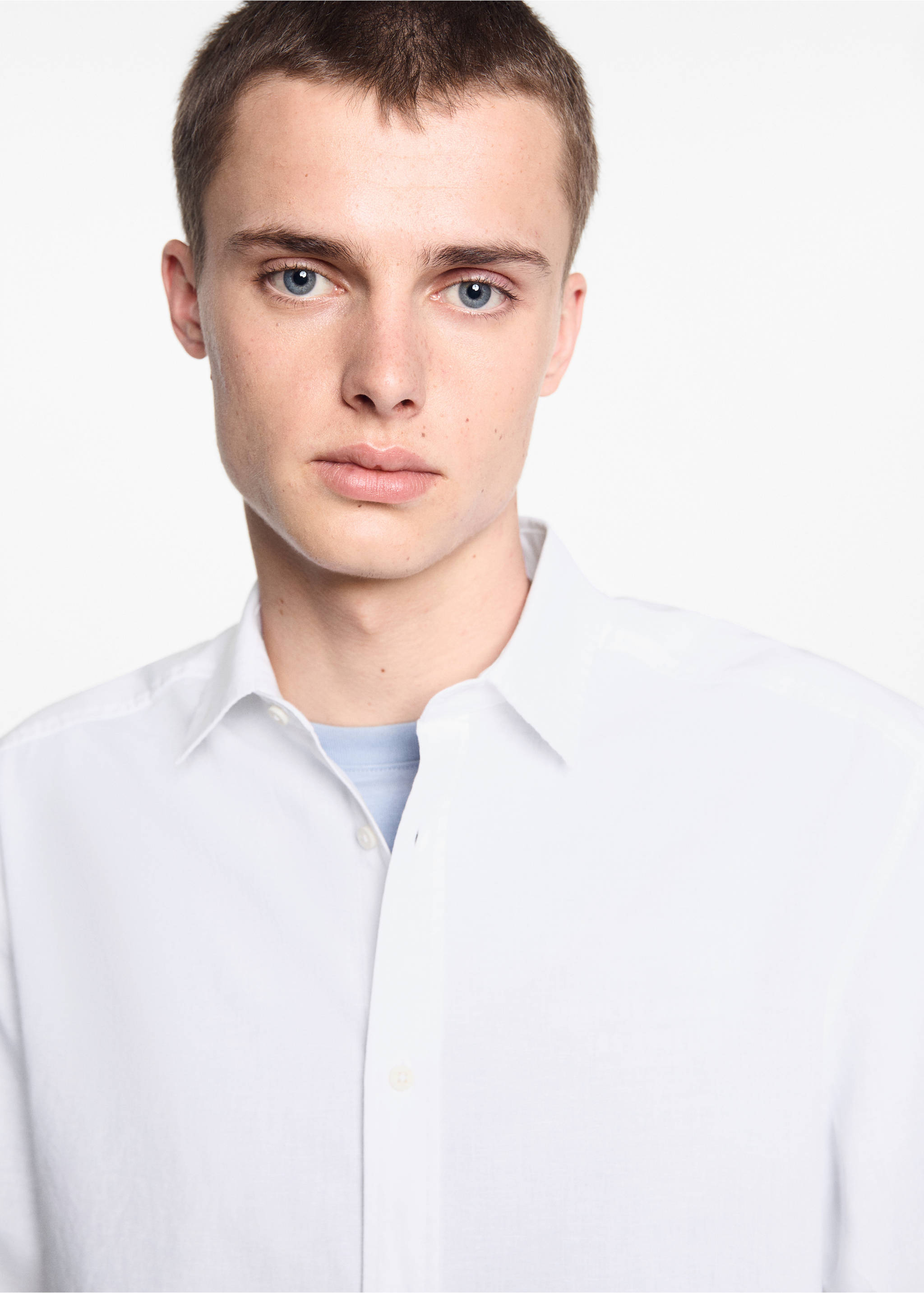 Regular fit-skjorta i linne - Detaljer om artikeln 1, Benvit. Ref: 67026747-00.