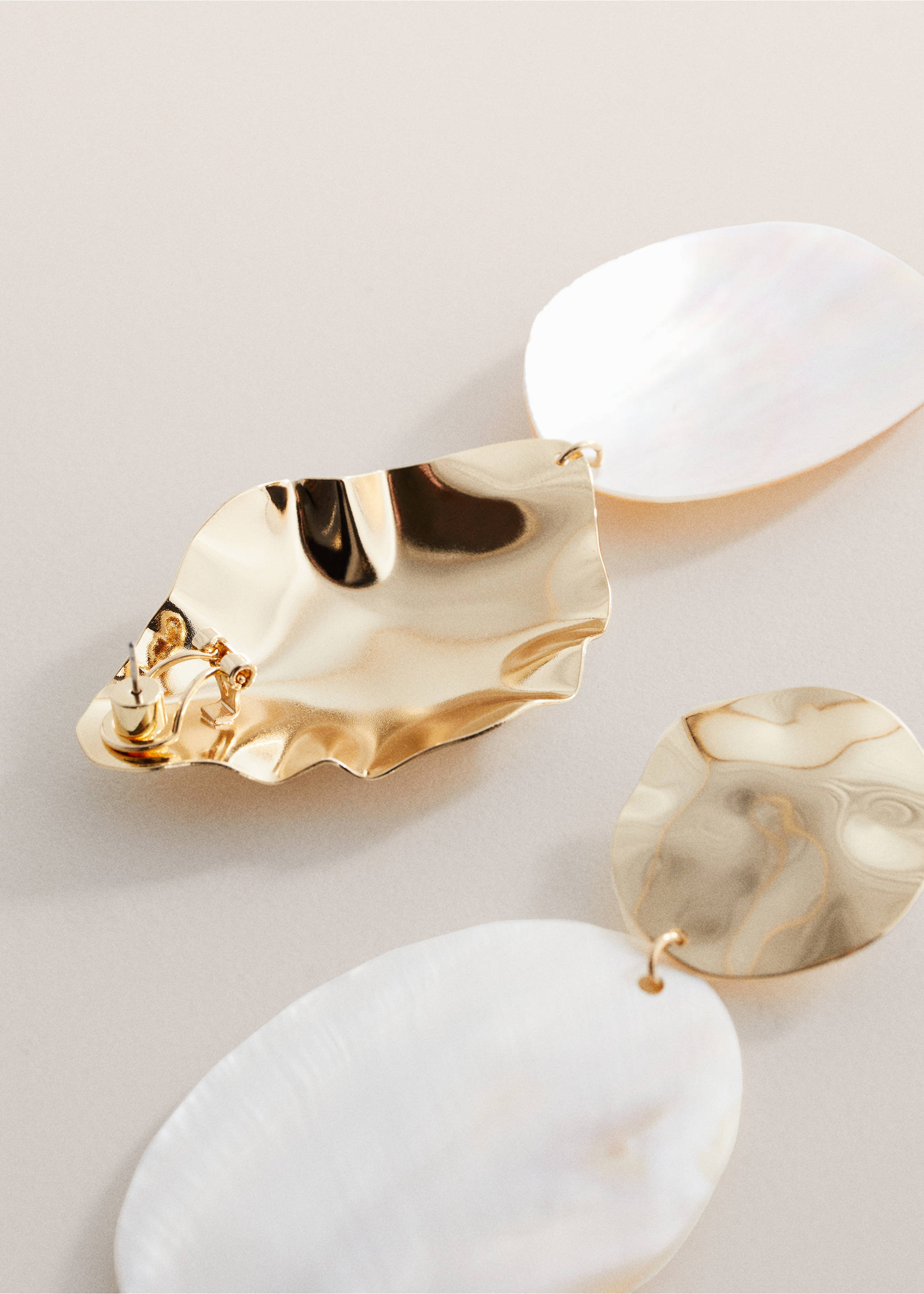 Combined shell earrings - Details of the article 1, Gold. Ref: 67026749-00.