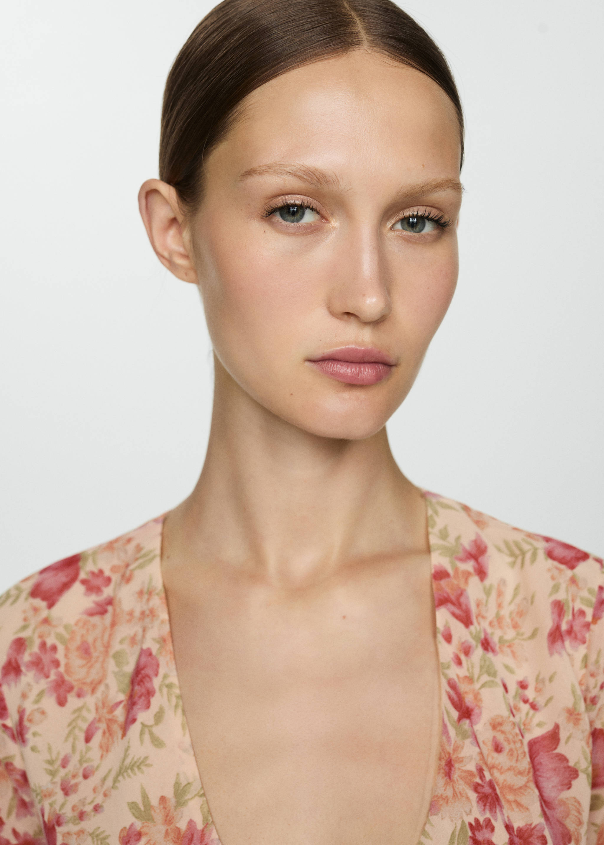 Vestido às flores com base assimétrica - Pormenor do artigo 1