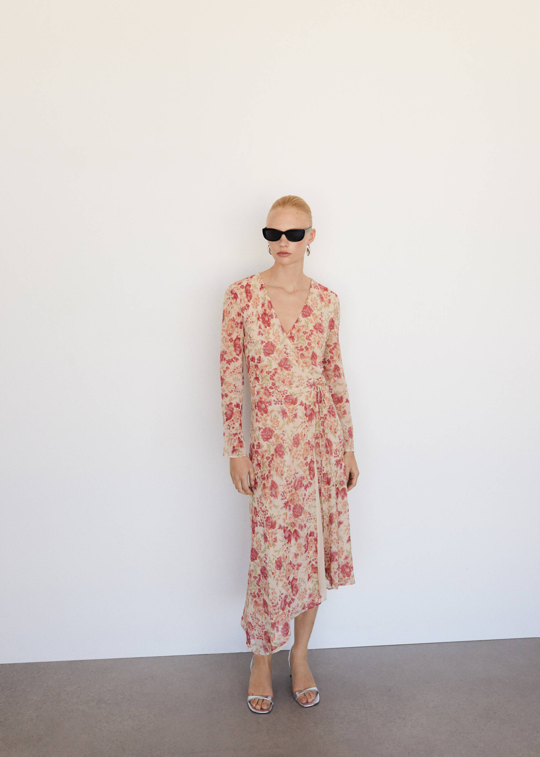 Vestido às flores com base assimétrica - Pormenor do artigo 6