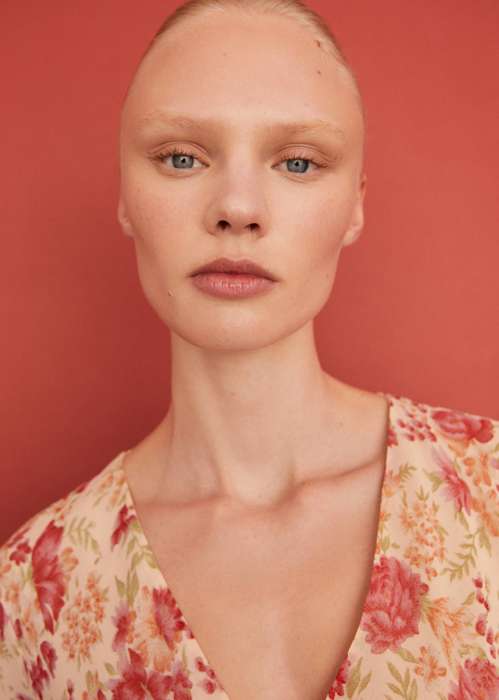 Vestido às flores com base assimétrica - Pormenor do artigo 7