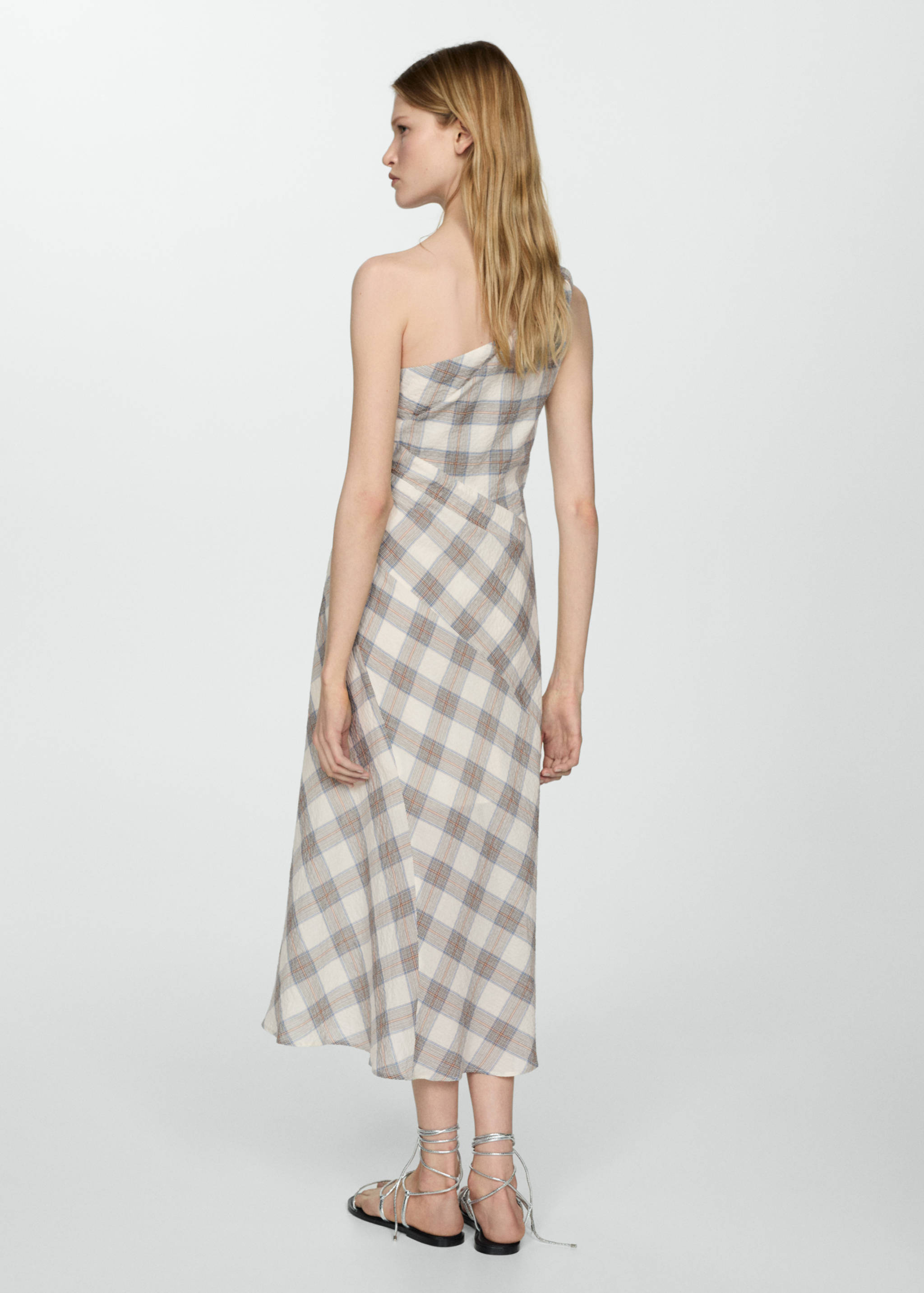 Vestido assimétrico aos quadrados - Verso do artigo