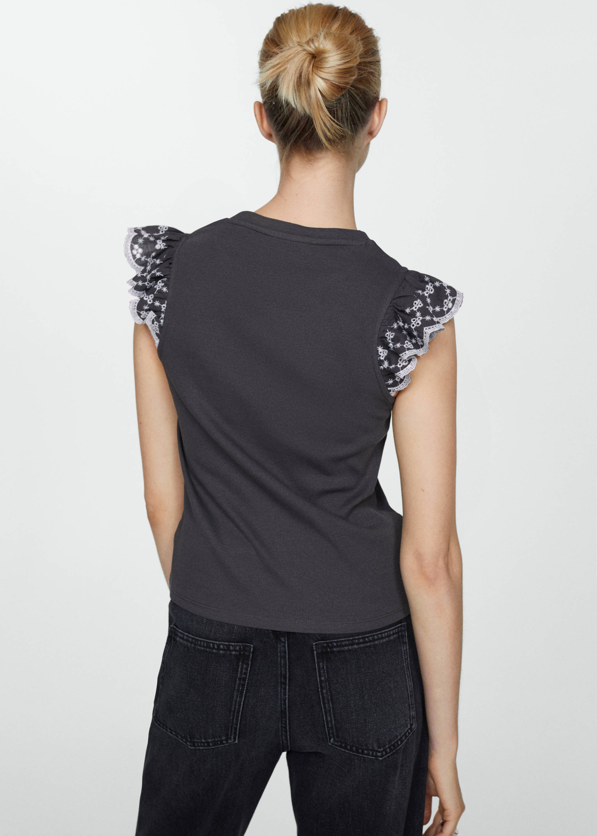 T-shirt with ruffled sleeves - Reverse of the article