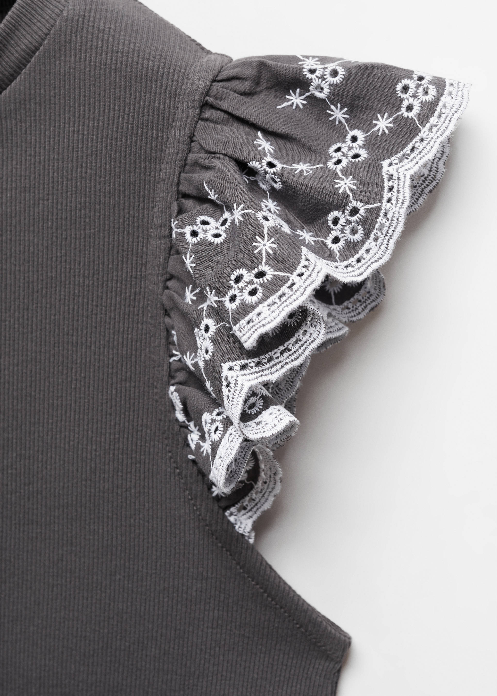 T-shirt with ruffled sleeves - Details of the article 8
