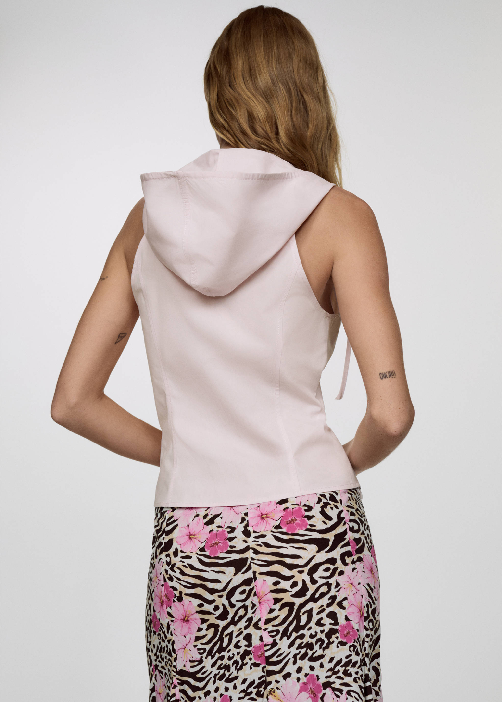 Sleeveless hooded shirt - Reverse of the article