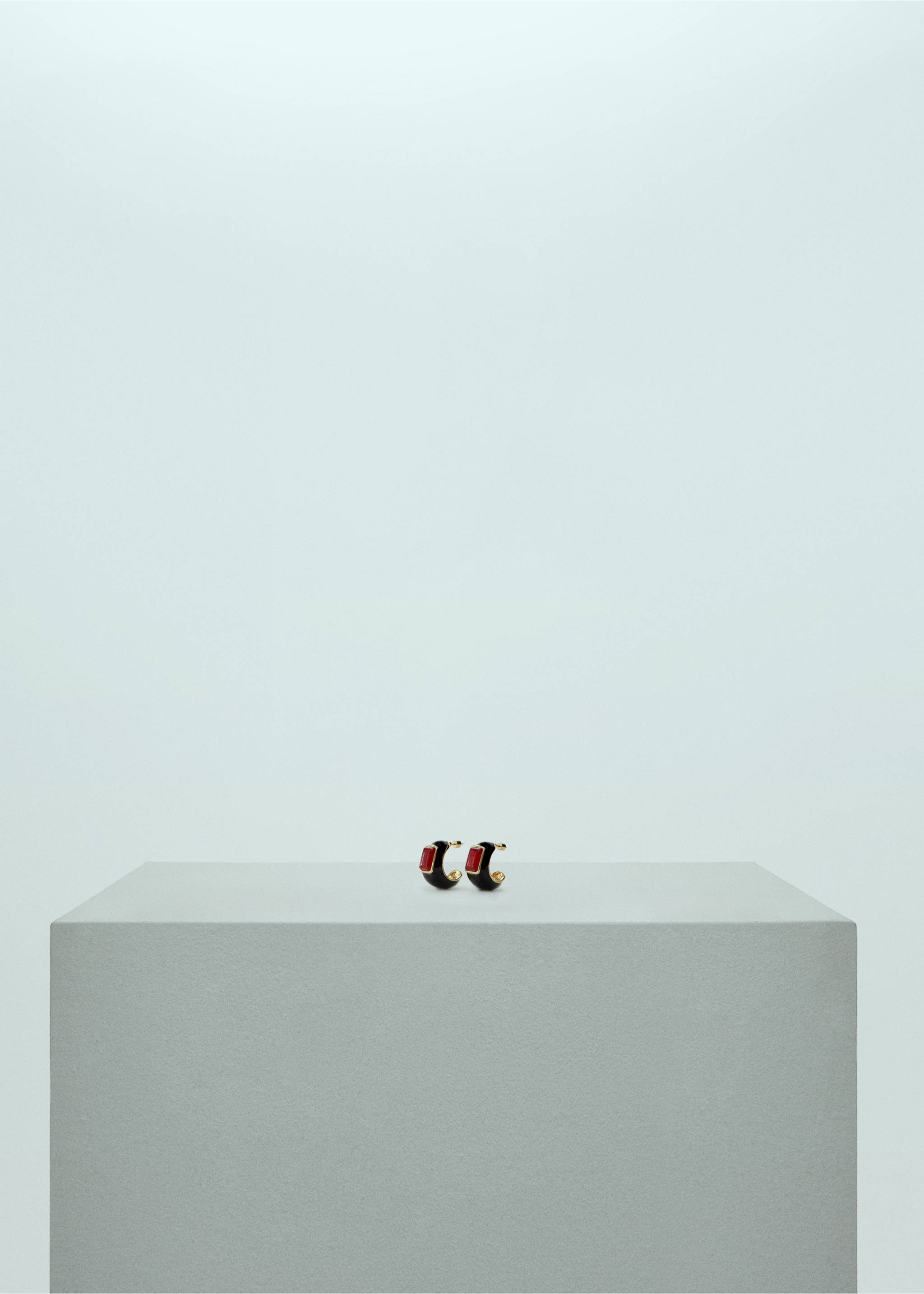 Semi-hoop earrings quartz detail - Medium plane, Black. Ref: 67030471-00.