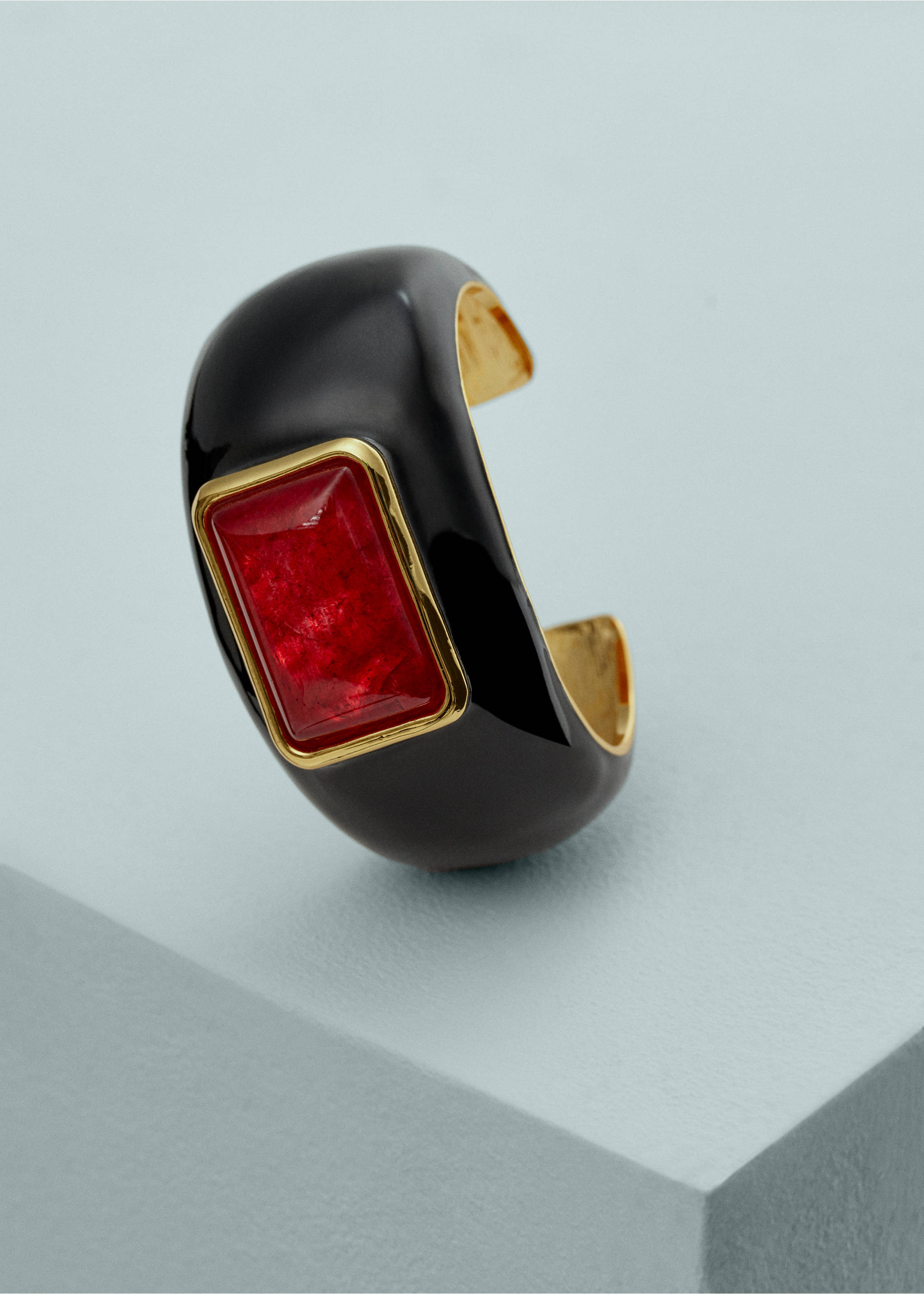 Maxi-bracelet with quartz detail - Details of the article 1, Black. Ref: 67030472-00.