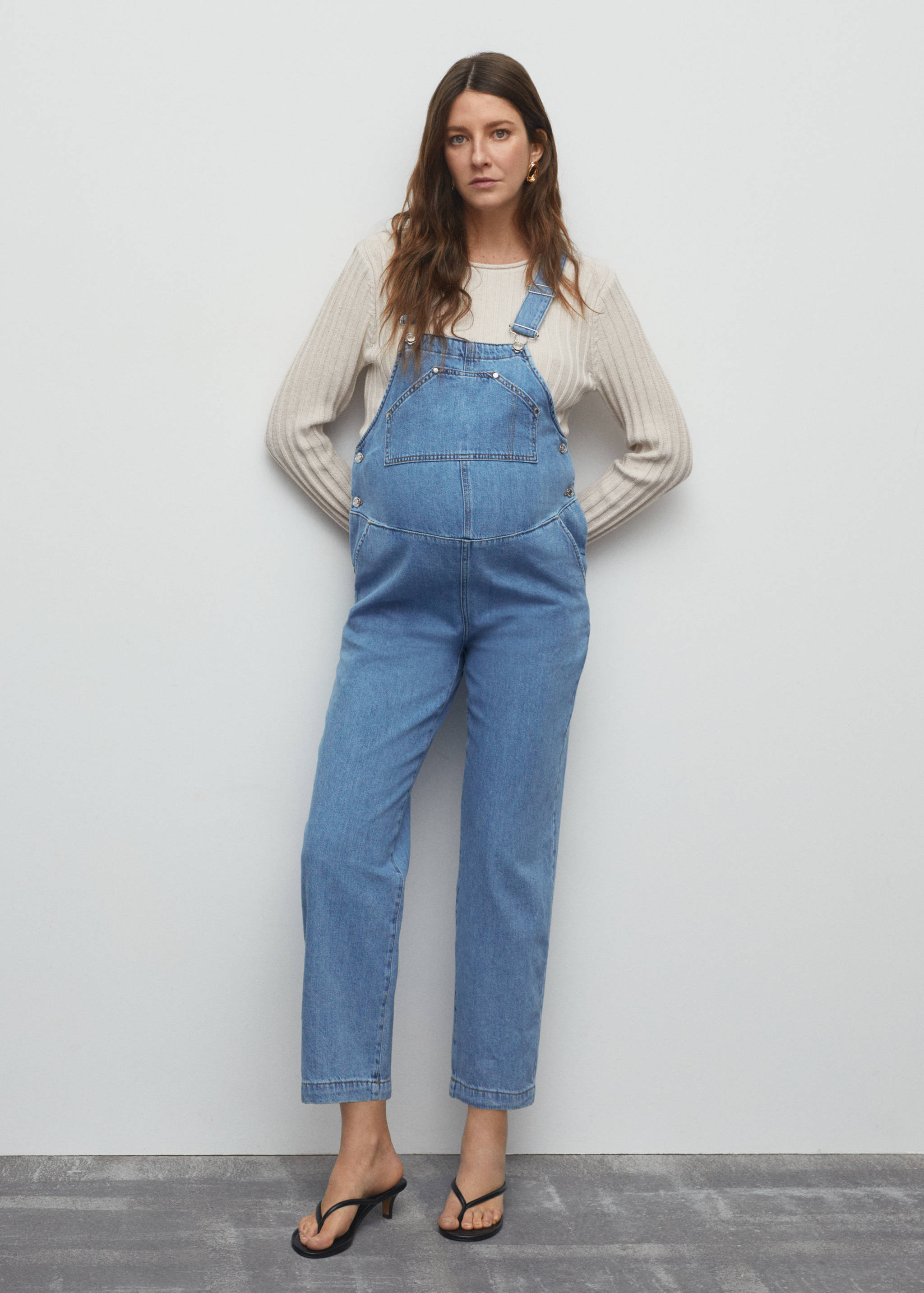 Umstands-Latzhose aus Jeans - Allgemeine Ansicht