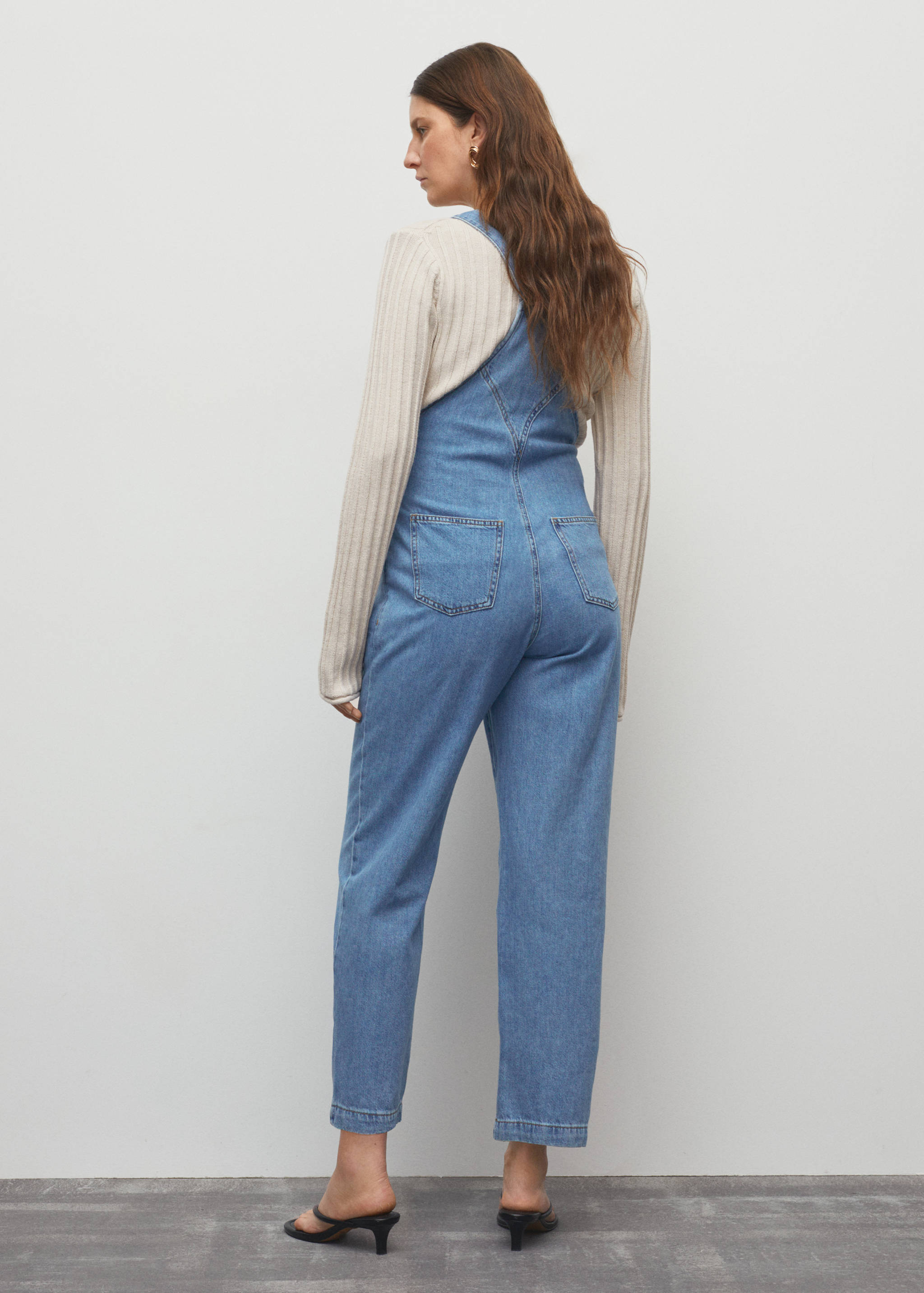 Umstands-Latzhose aus Jeans - Rückseite des Artikels