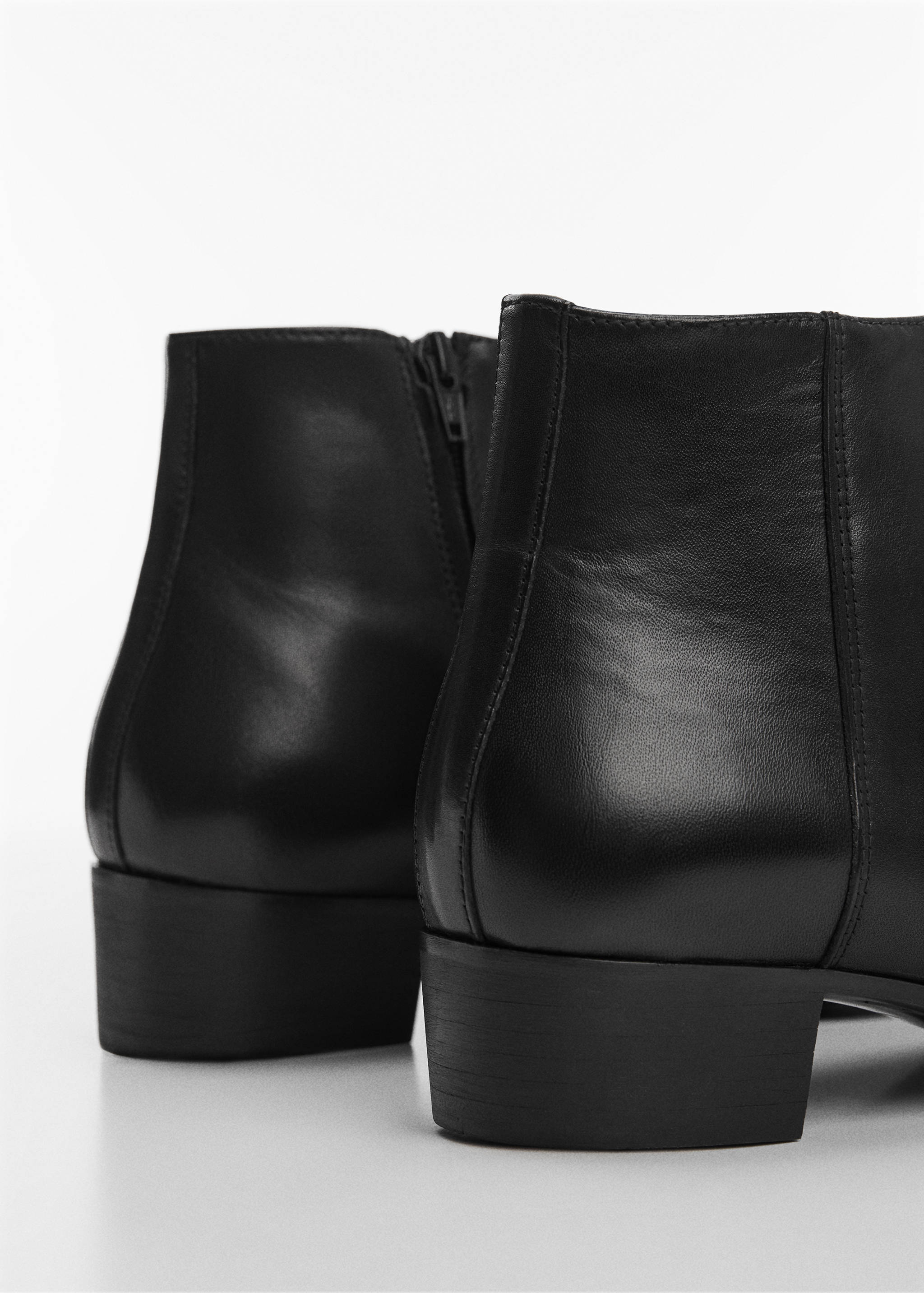 Leather heeled boots - Details of the article 1