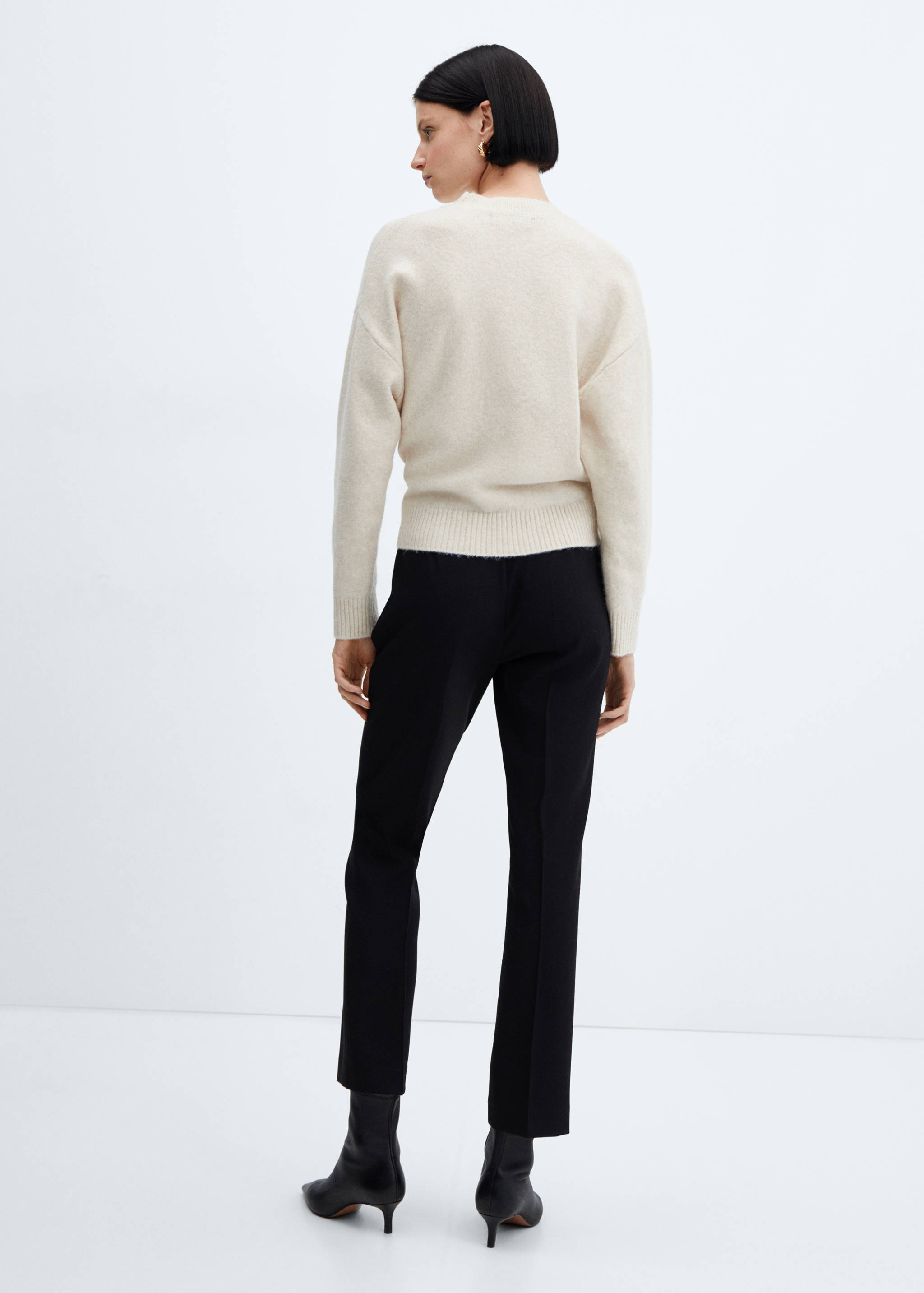 Gerade Hose mit Gürtel - Rückseite des Artikels