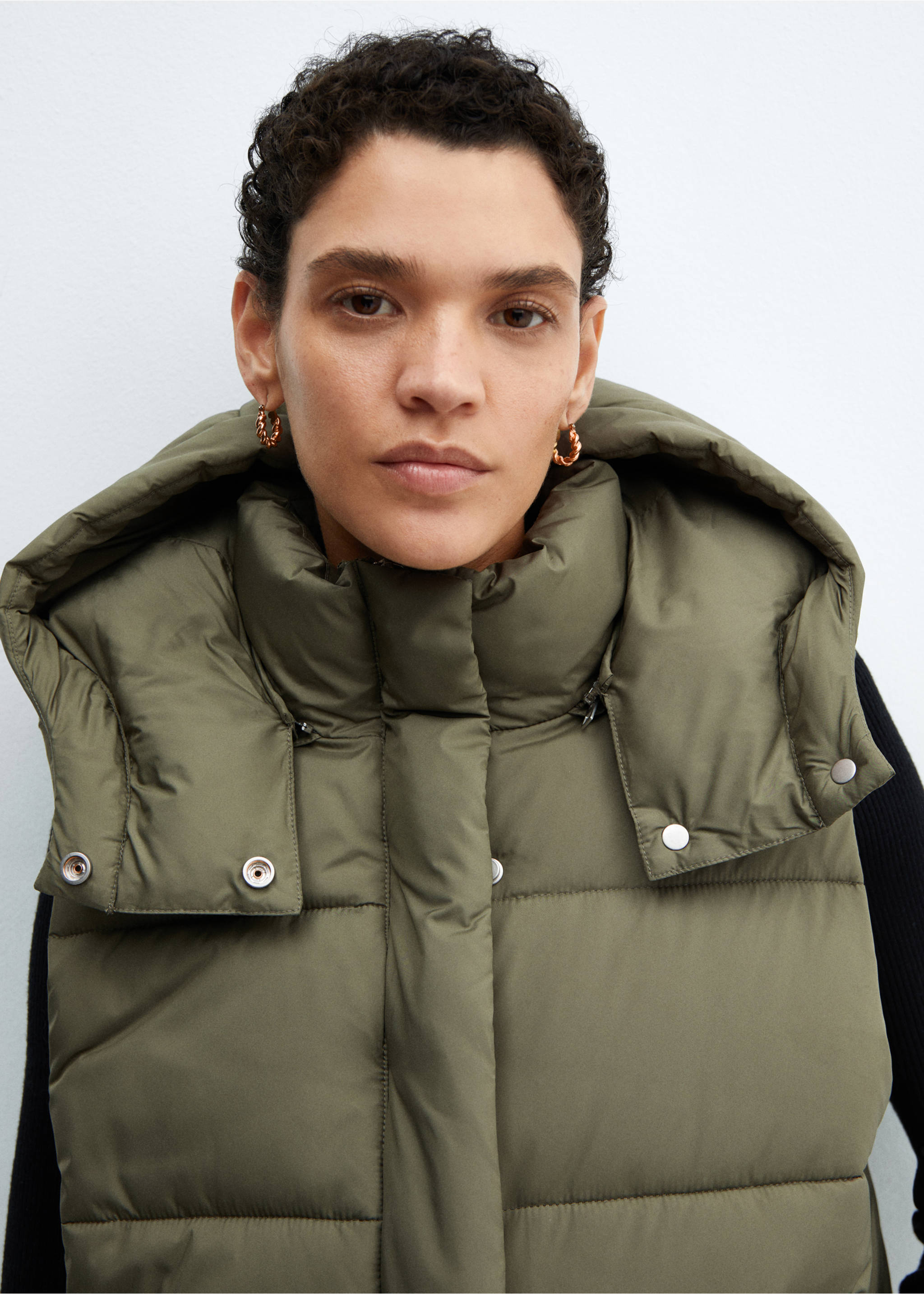 Quilted gilet with hood - Details of the article 1, Khaki. Ref: 67033263-00.