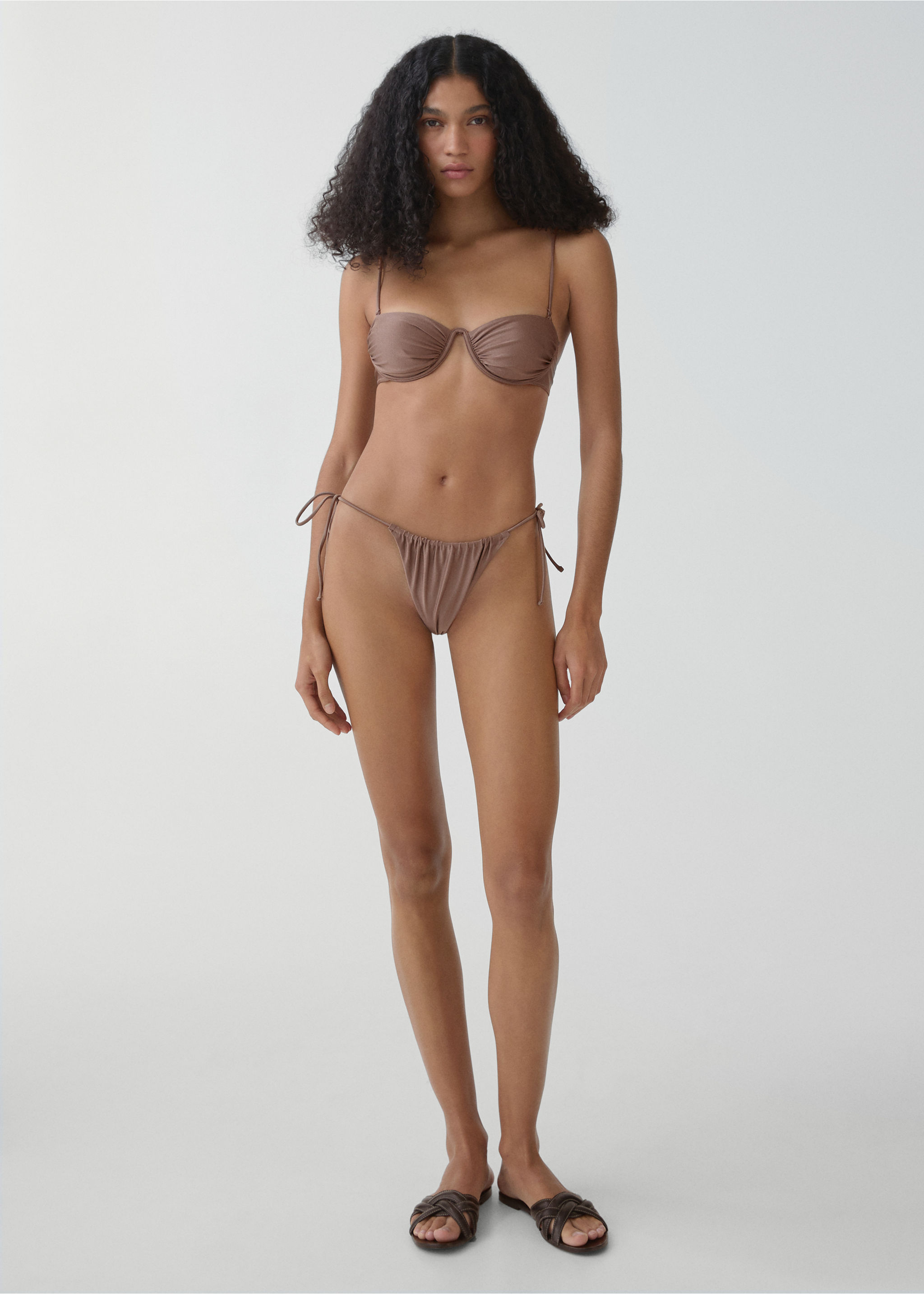 Top bikini brillo - Plano general