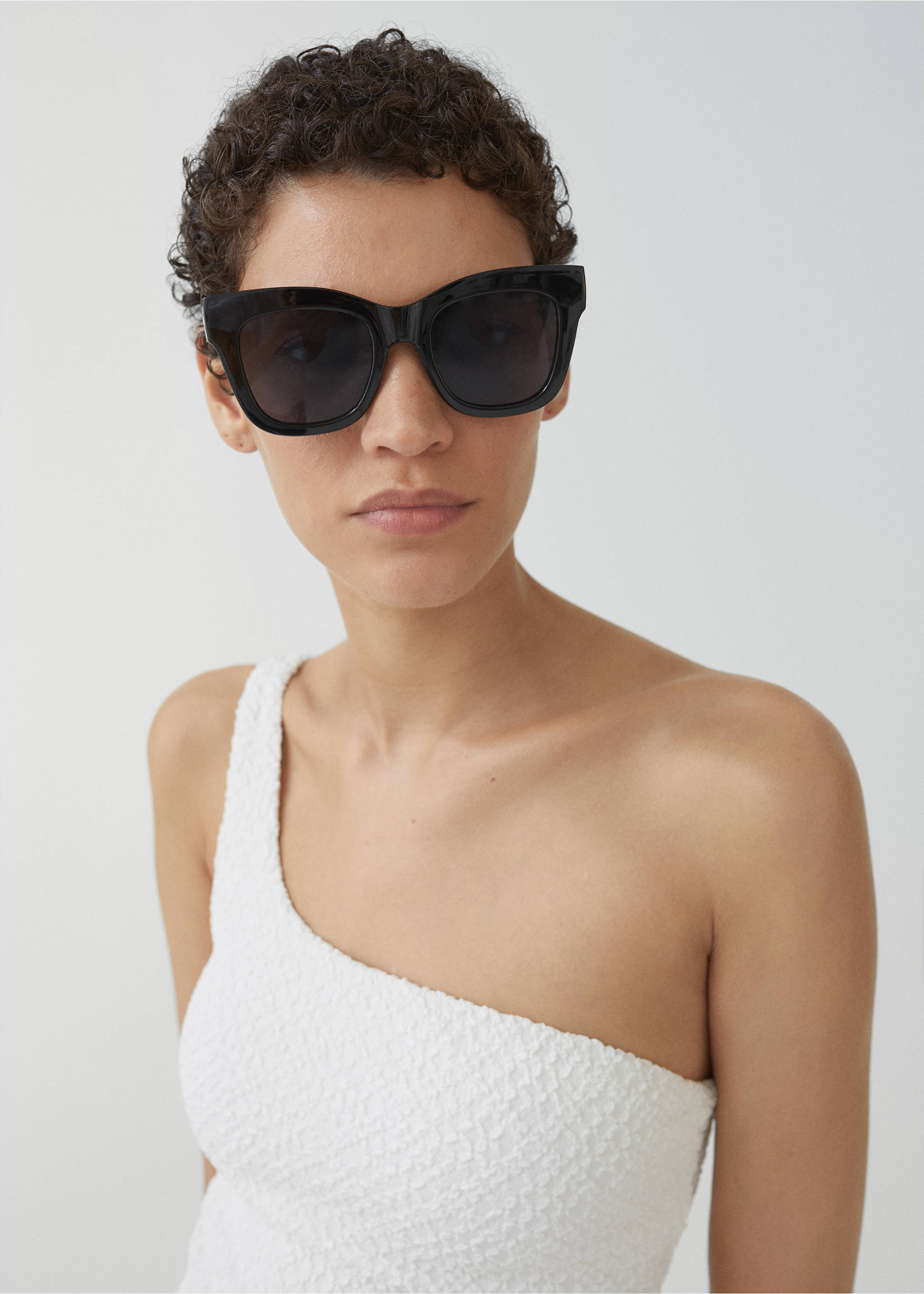 Asymmetrical textured swimsuit - Details of the article 1, White. Ref: 67034016-00.