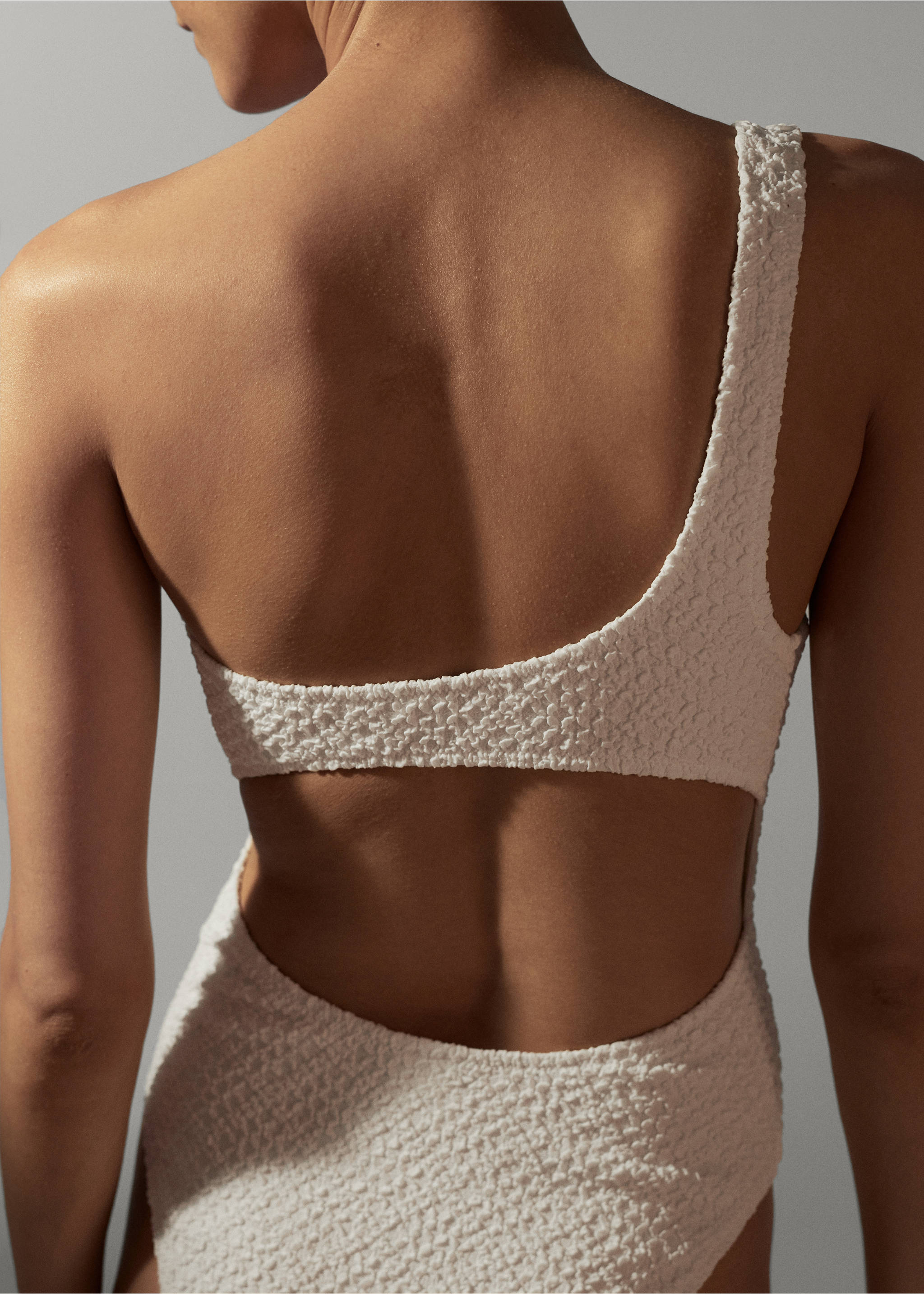 Asymmetrical textured swimsuit - Details of the article 2, White. Ref: 67034016-00.